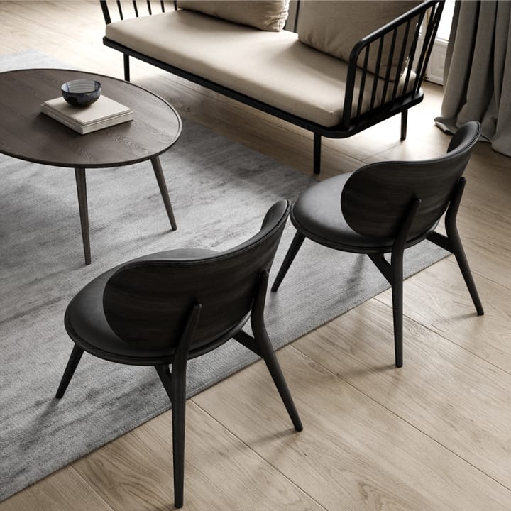 Krzesło wypoczynkowe The Lounge Chair, skóra black, bejcowany na czarno stojak na książki Mater
