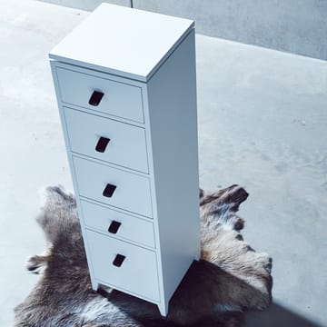 Komoda Abisko - biały, 6 szuflad, pasek ze skóry łosia - Mavis