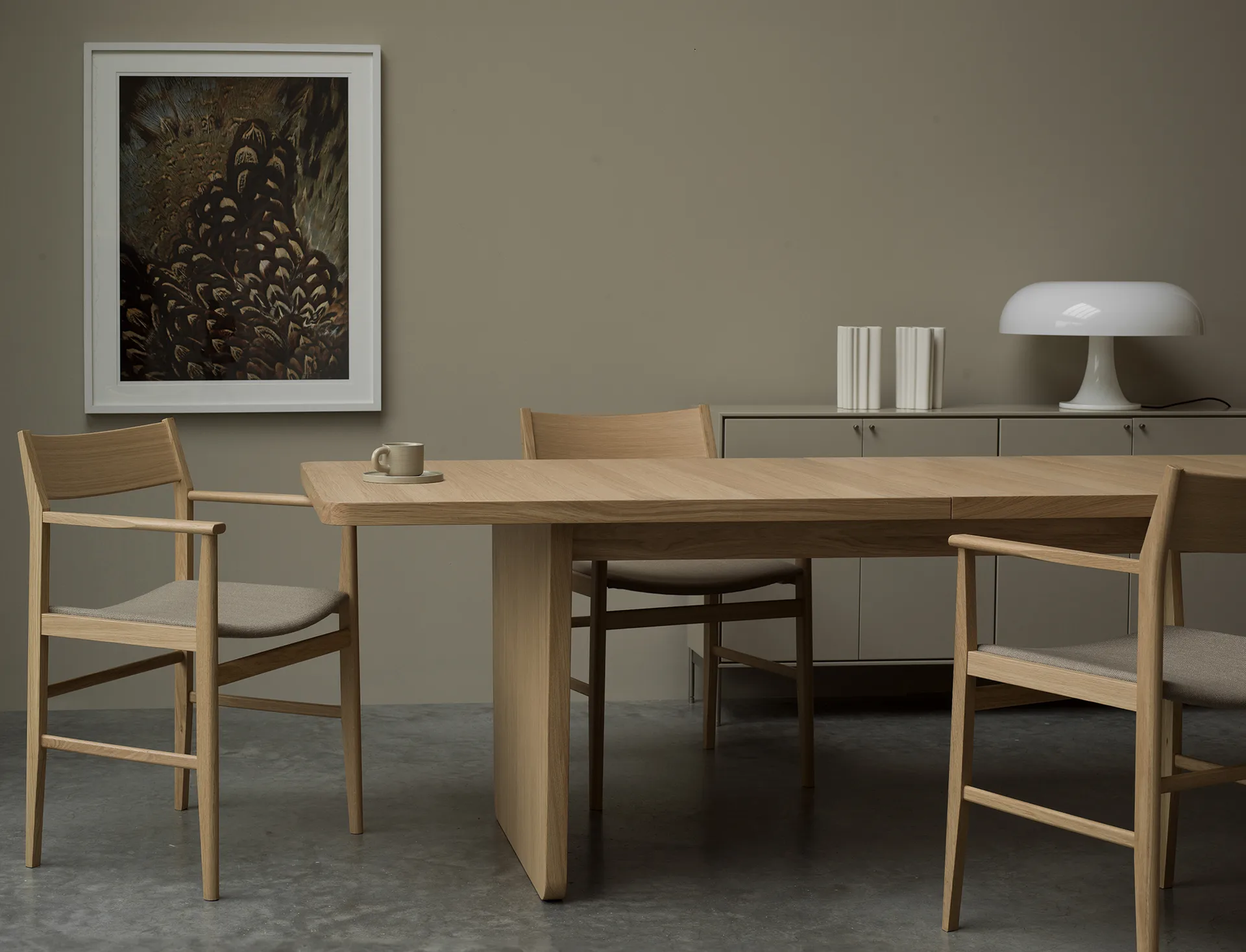 Krzesło z podłokietnikami Siza, Dąb wybielany z siedziskiem linowym Mavis