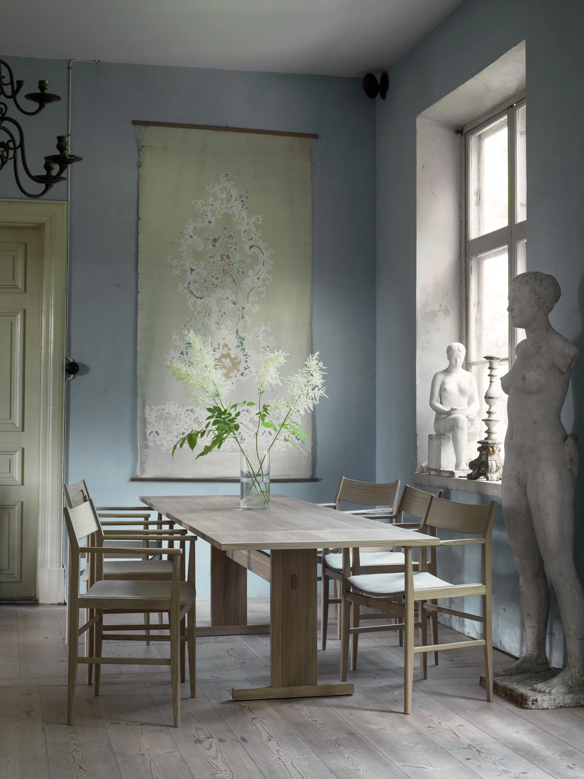 Krzesło z podłokietnikami Siza, Dąb wybielany z siedziskiem linowym Mavis