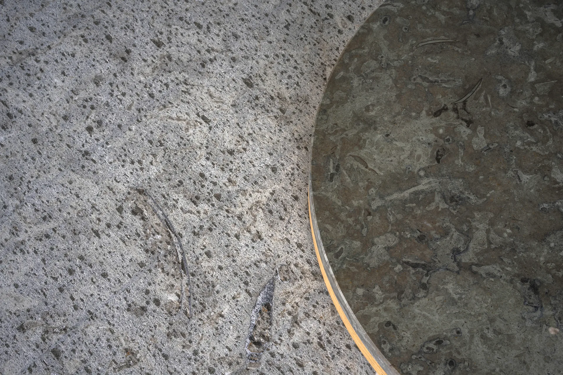 Stolik boczny Dondo dąb bielony Ø45 cm, Polerowany wapień Mavis