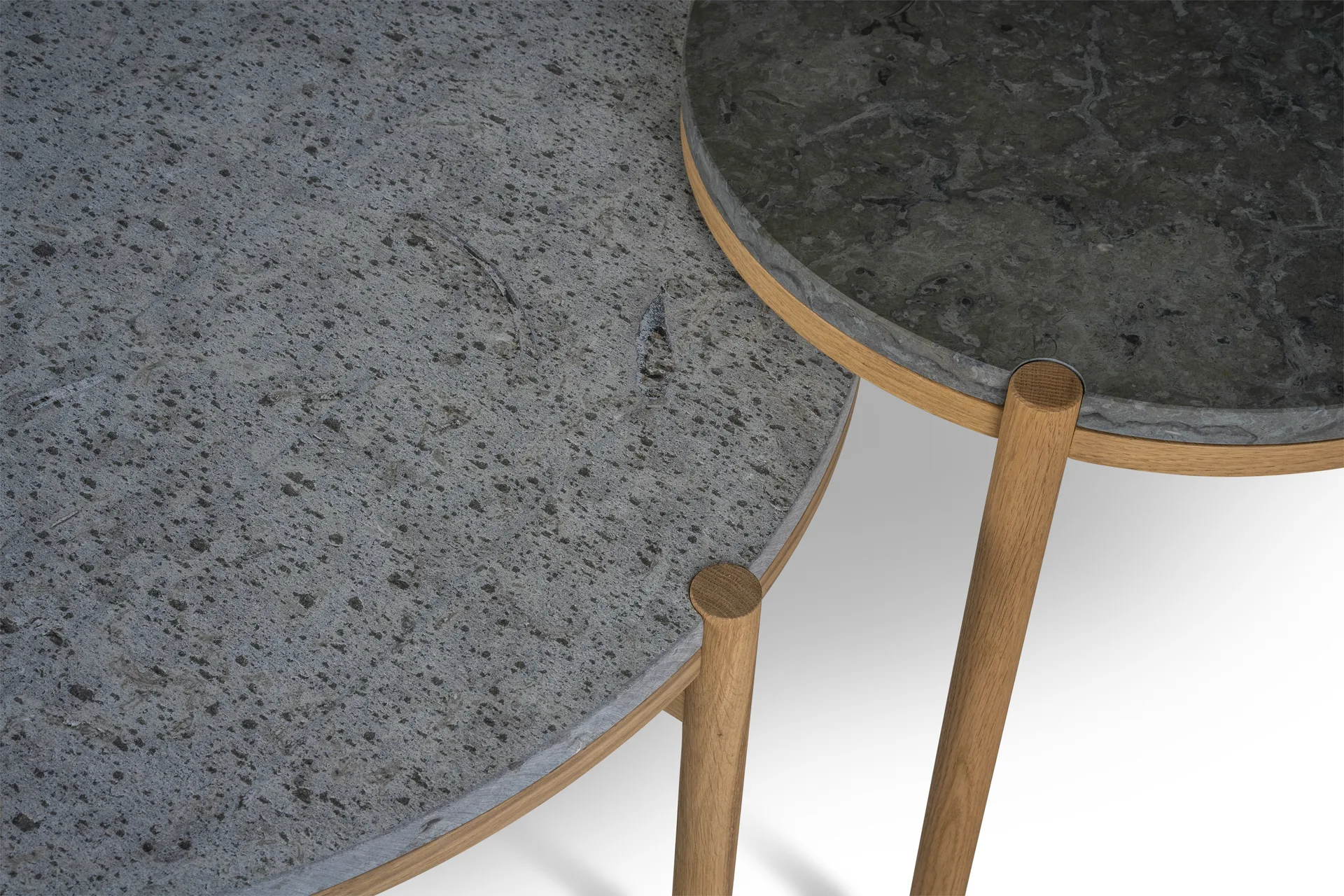 Stolik boczny Dondo dąb bielony Ø80 cm, Gładki wapień Mavis