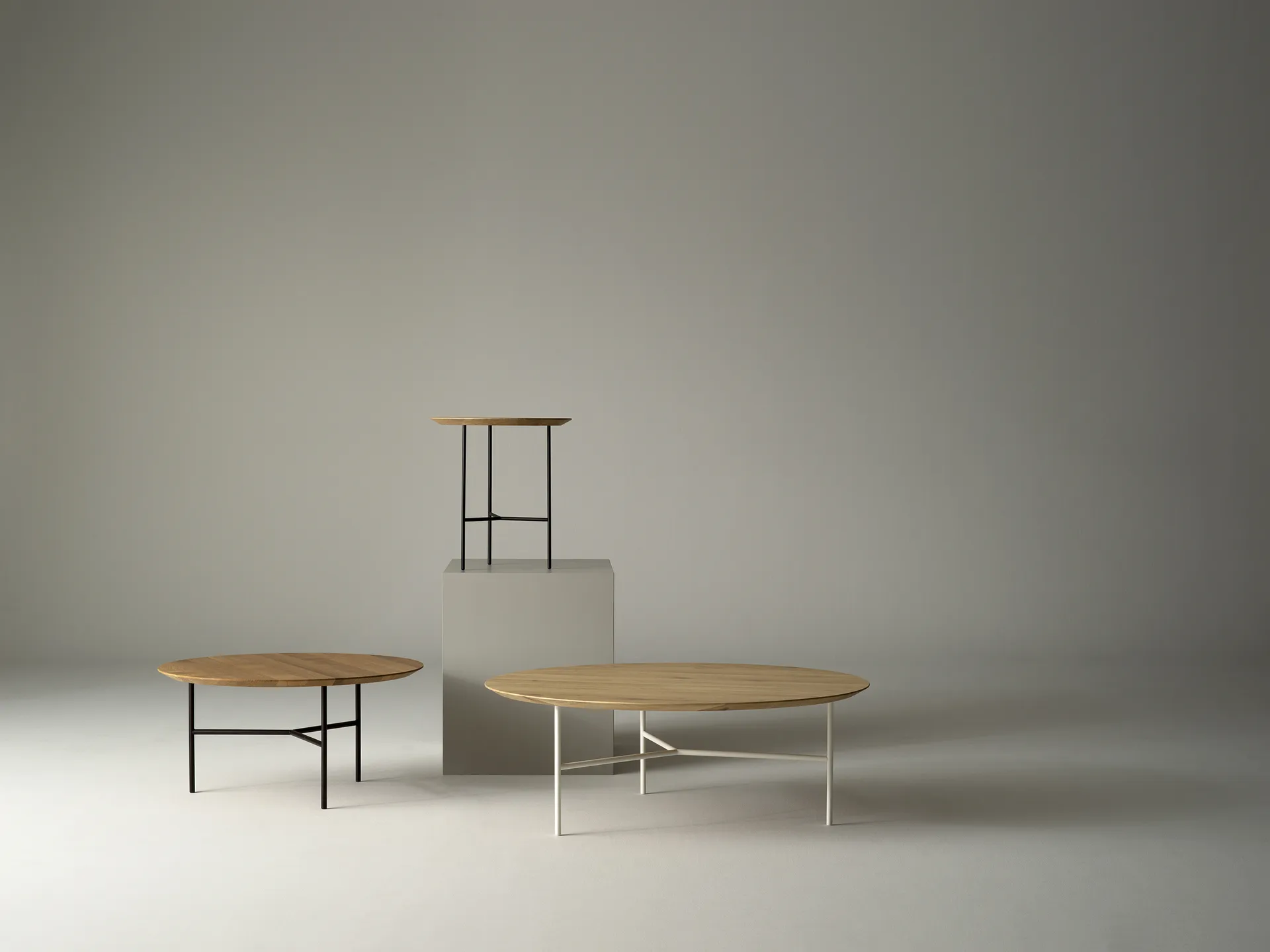 Stolik boczny Tribeca, lak dębowy, satynowe chromowane nogi, ø47 cm Mavis