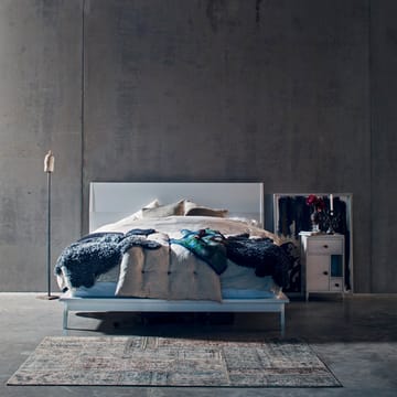Stolik nocny Abisko z niskimi nogami - biały, wierzch beton, uchwyt brązowa skóra z łosia - Mavis