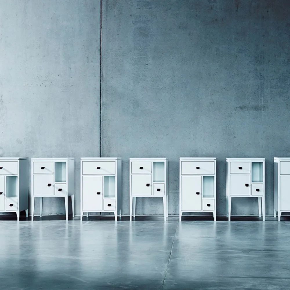 Stolik nocny Abisko z wysokimi nogami, biały, uchwyt z brązowej skóry łosia cm Mavis