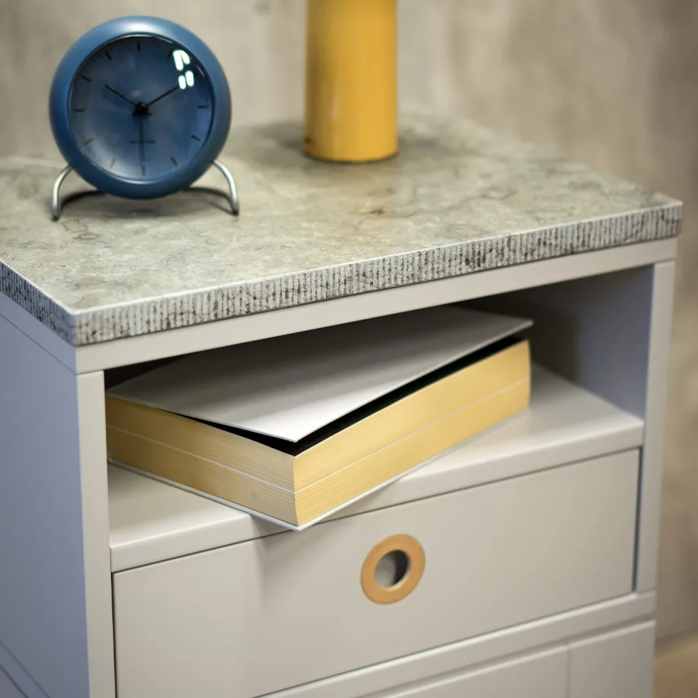 Stolik nocny Höllviken, wysokie nogi, dąb biały pigmentowany Mavis