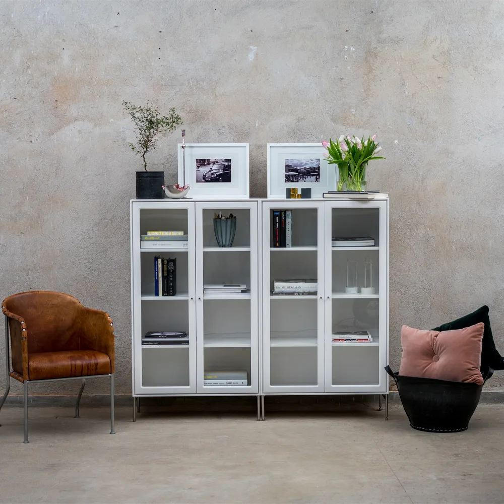 Witryna Volt 190 cm, lakierowana na biało, Detale ze stali nierdzewnej Mavis