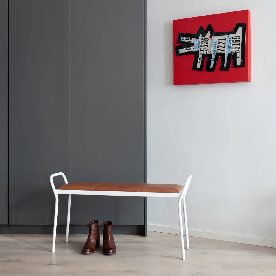 Anytwo stołek, Biały-vintage cognac Maze