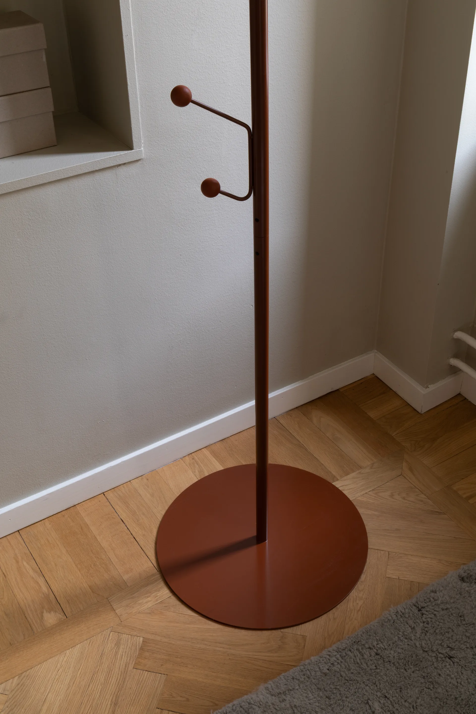 Bill Floor wieszak na ubrania, Cinnamon Maze