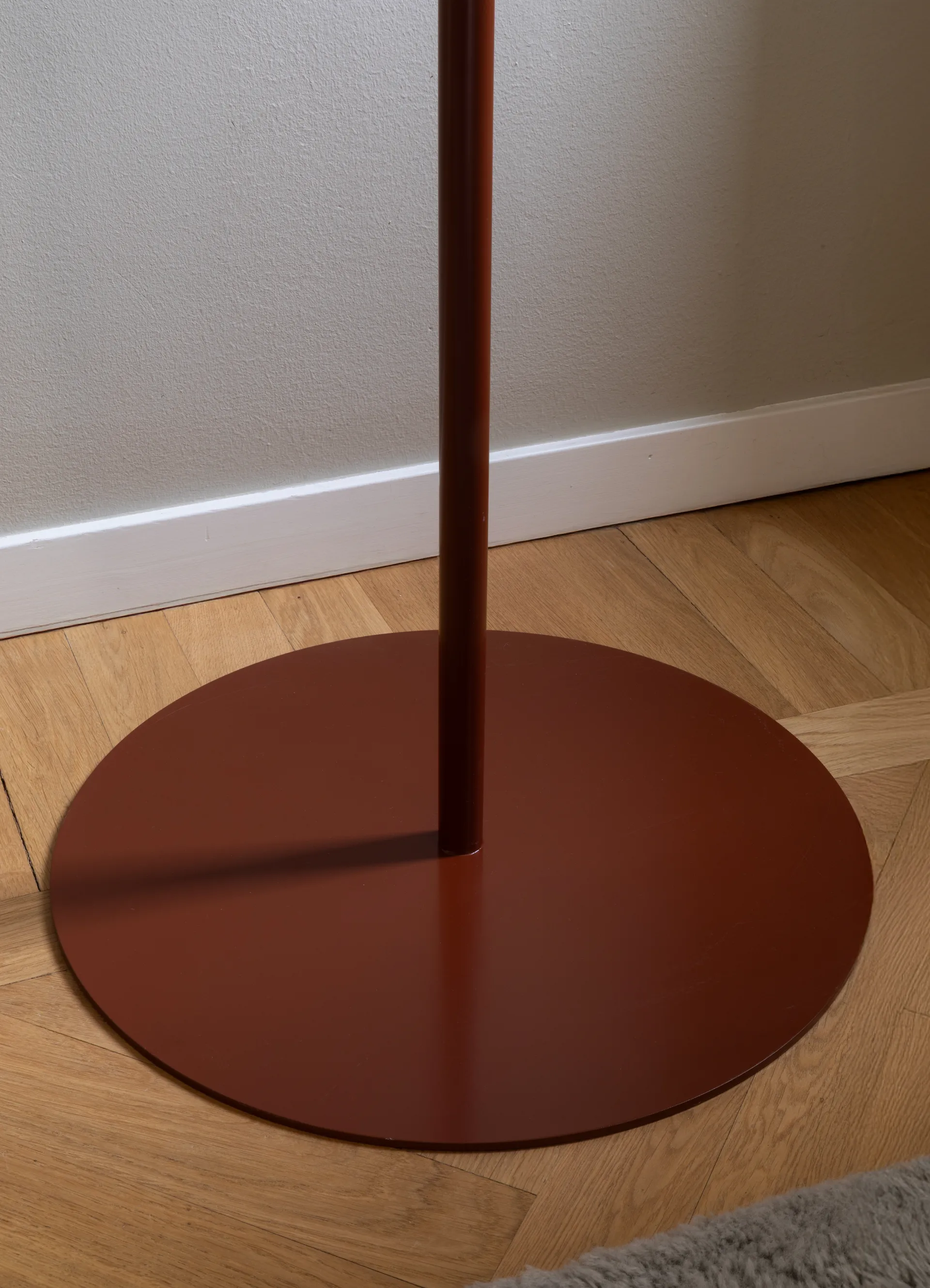 Bill Floor wieszak na ubrania, Cinnamon Maze