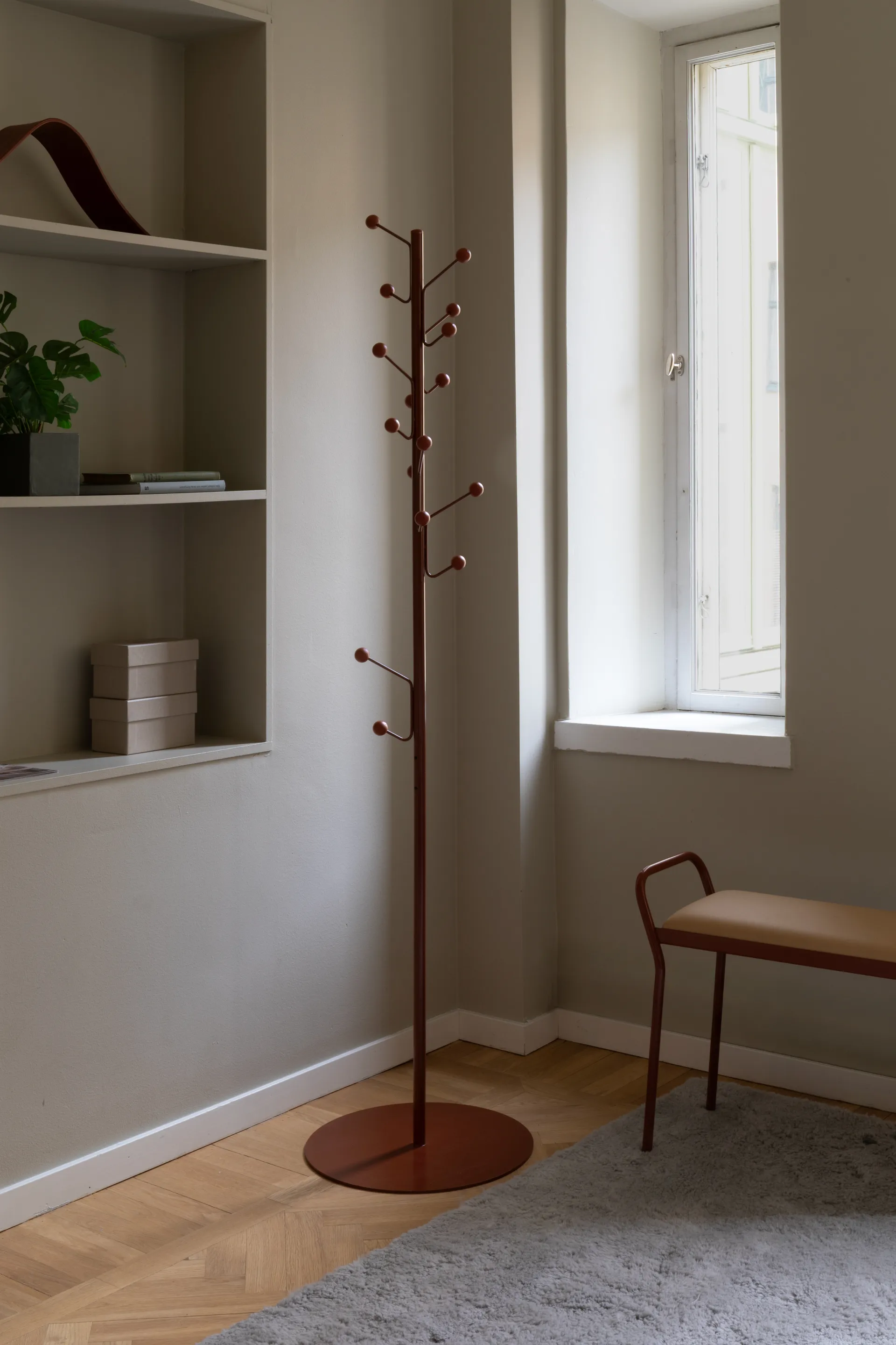 Bill Floor wieszak na ubrania, Cinnamon Maze