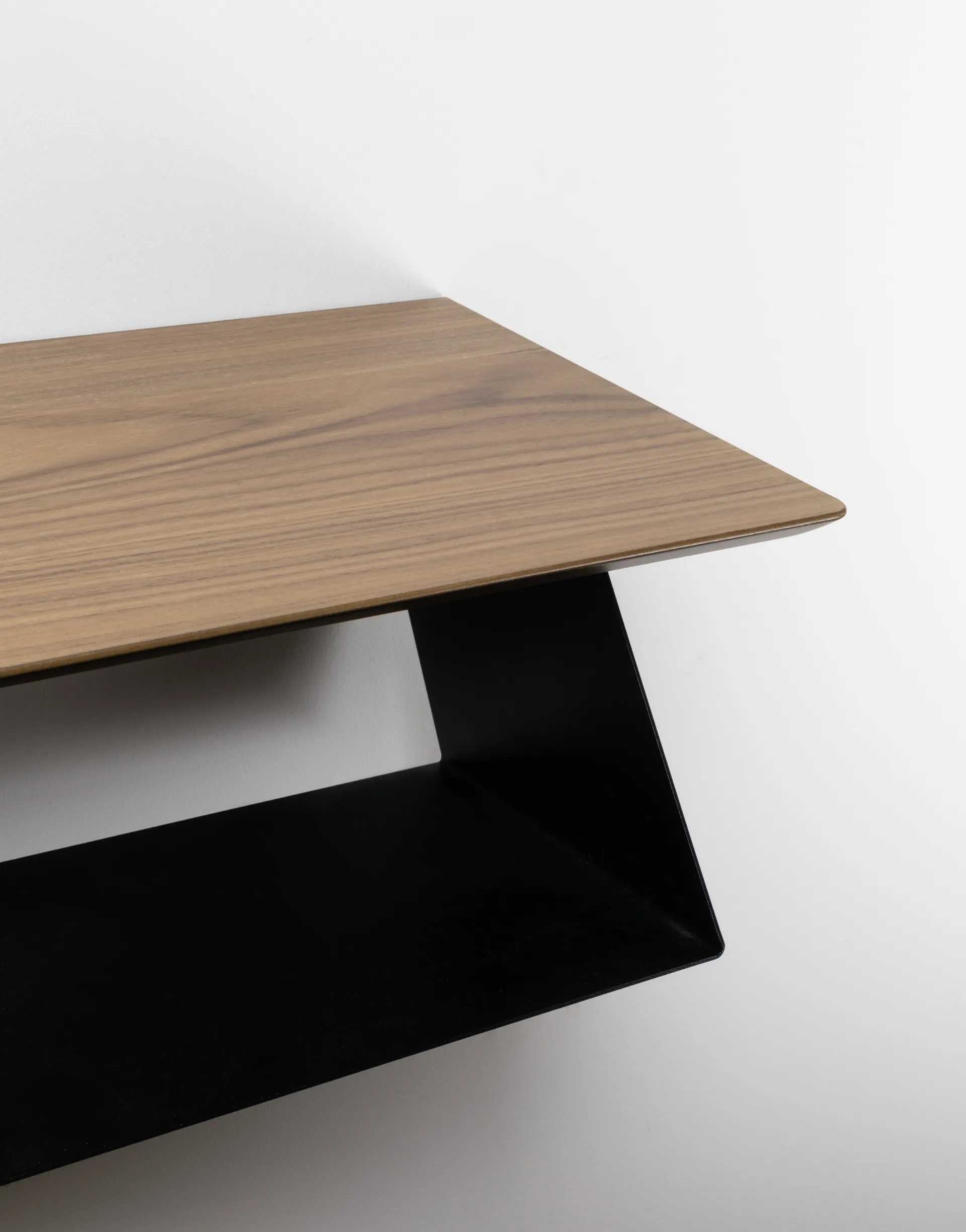 Półka Edgy, czarny - orzech włoski Maze