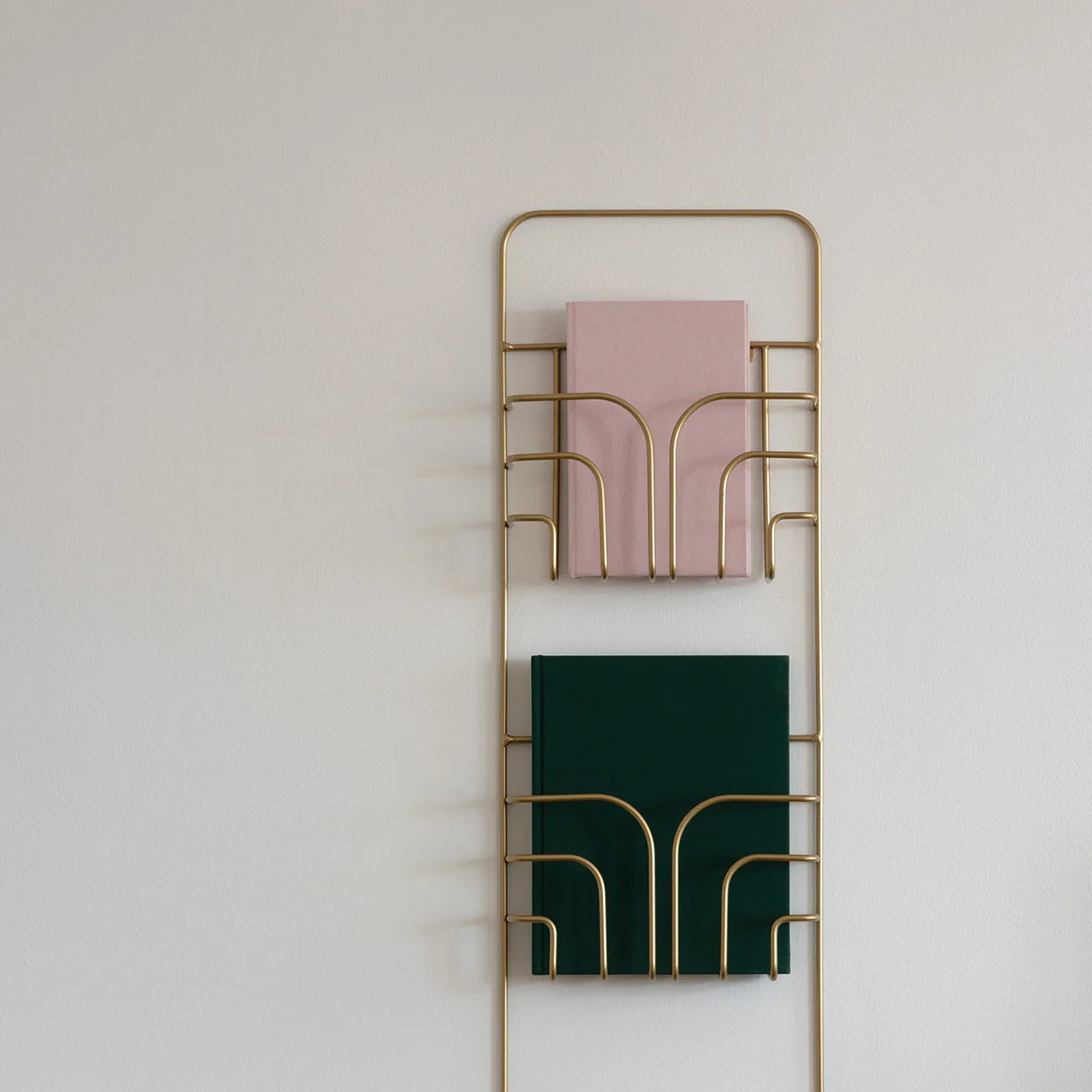 Stojak na czasopisma Now, Mosiądz Maze