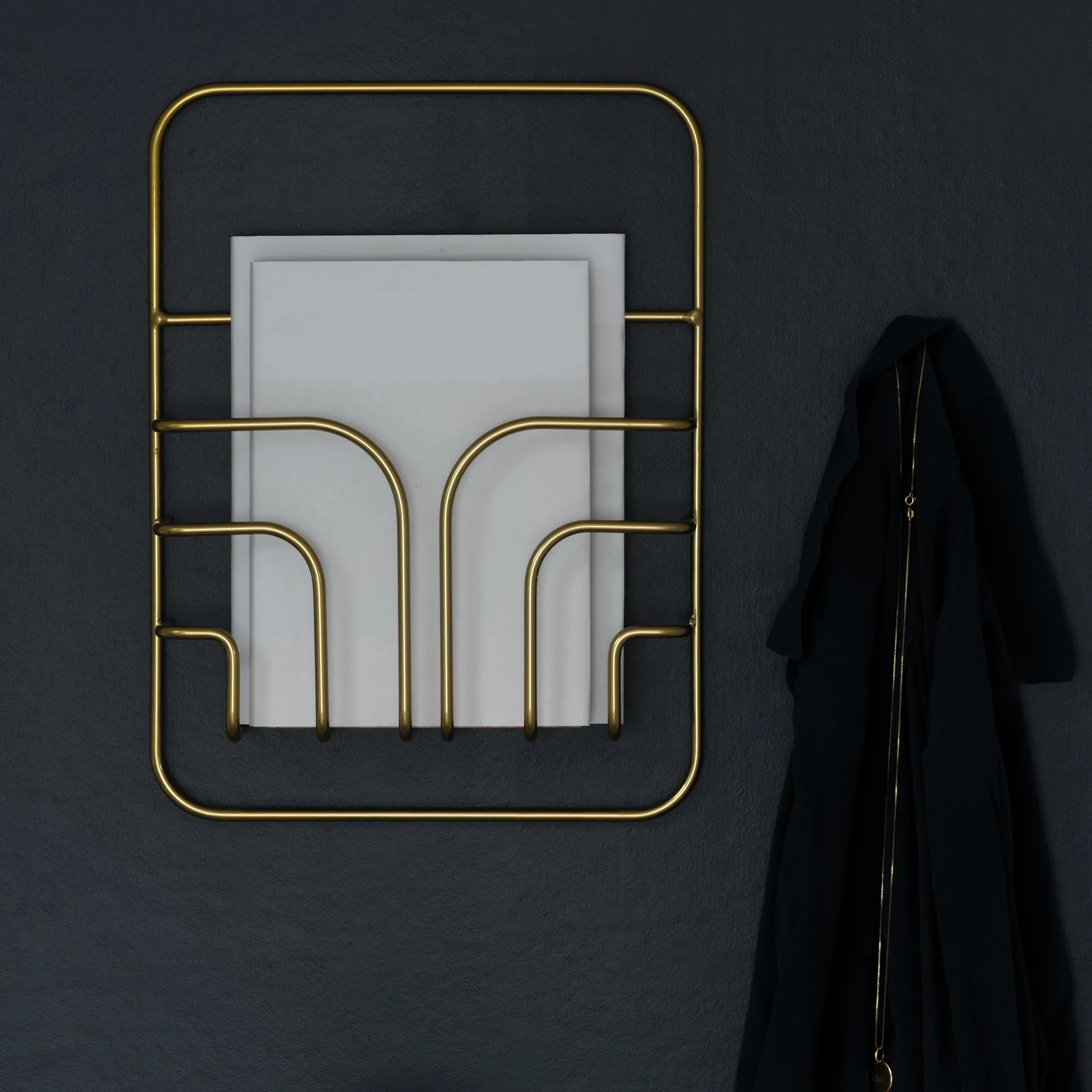 Stojak na czasopisma Now S, mosiądz Maze