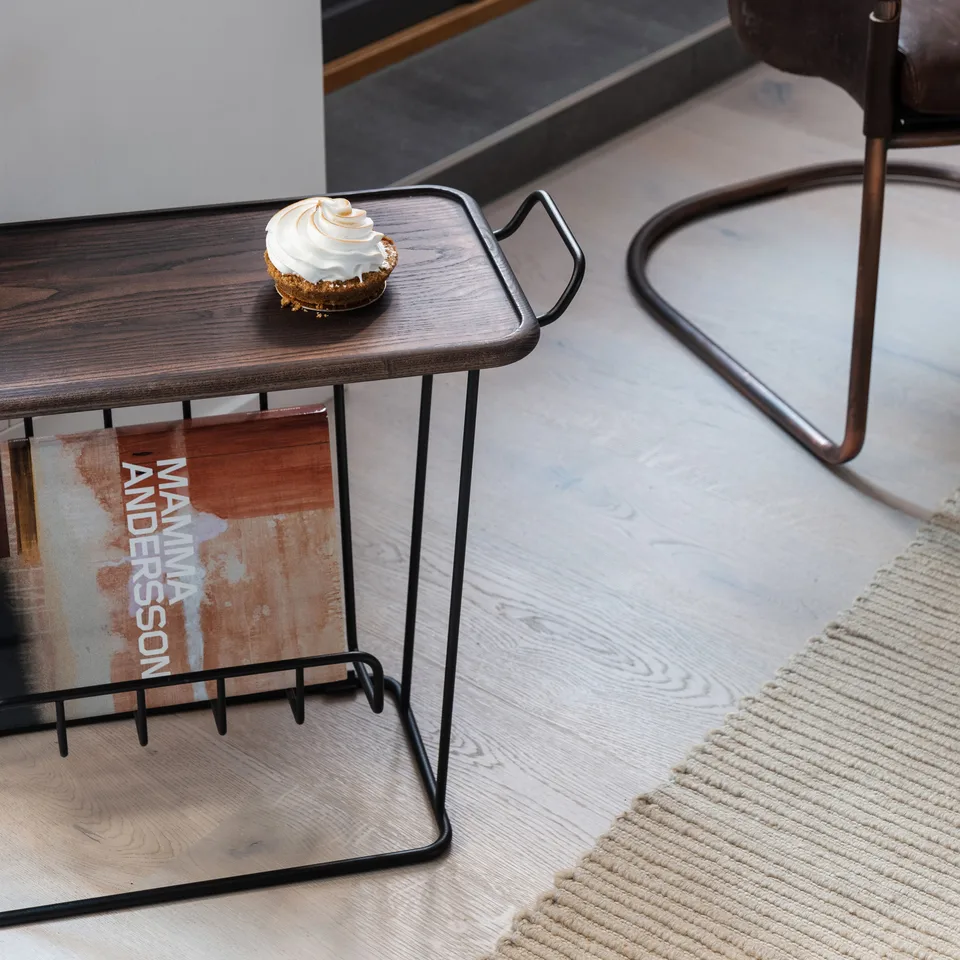 Stolik z tacą Minnie Mae Wood, Czarny-ciemny popielaty Maze