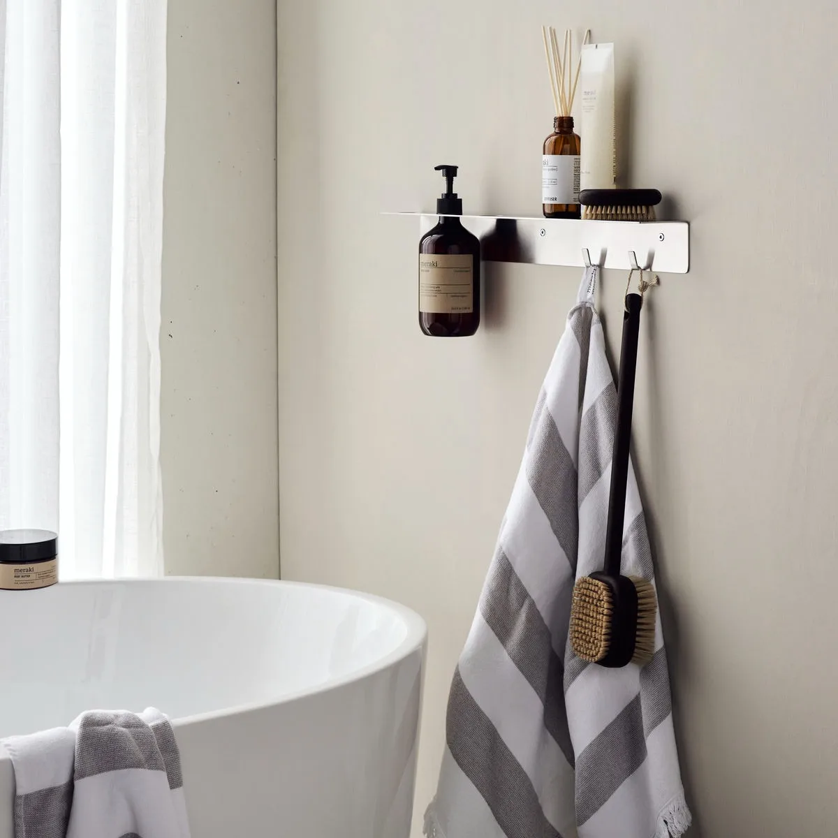 Półka Meraki z uchwytami na butelki i haczykami, Stal szczotkowana Meraki