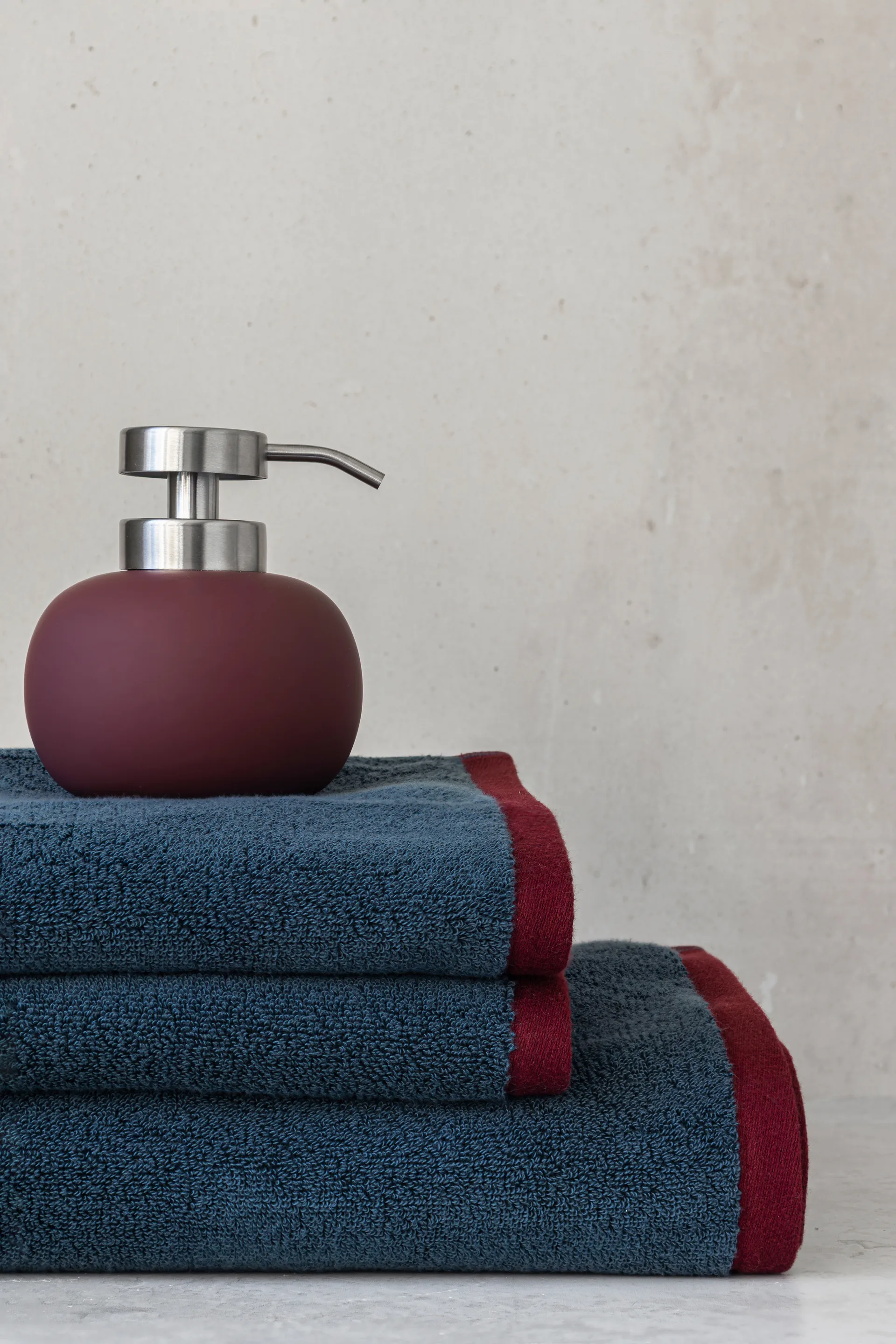 Dozownik do mydła Lotus play niski, w zestawie 2 głowice, Wine Mette Ditmer