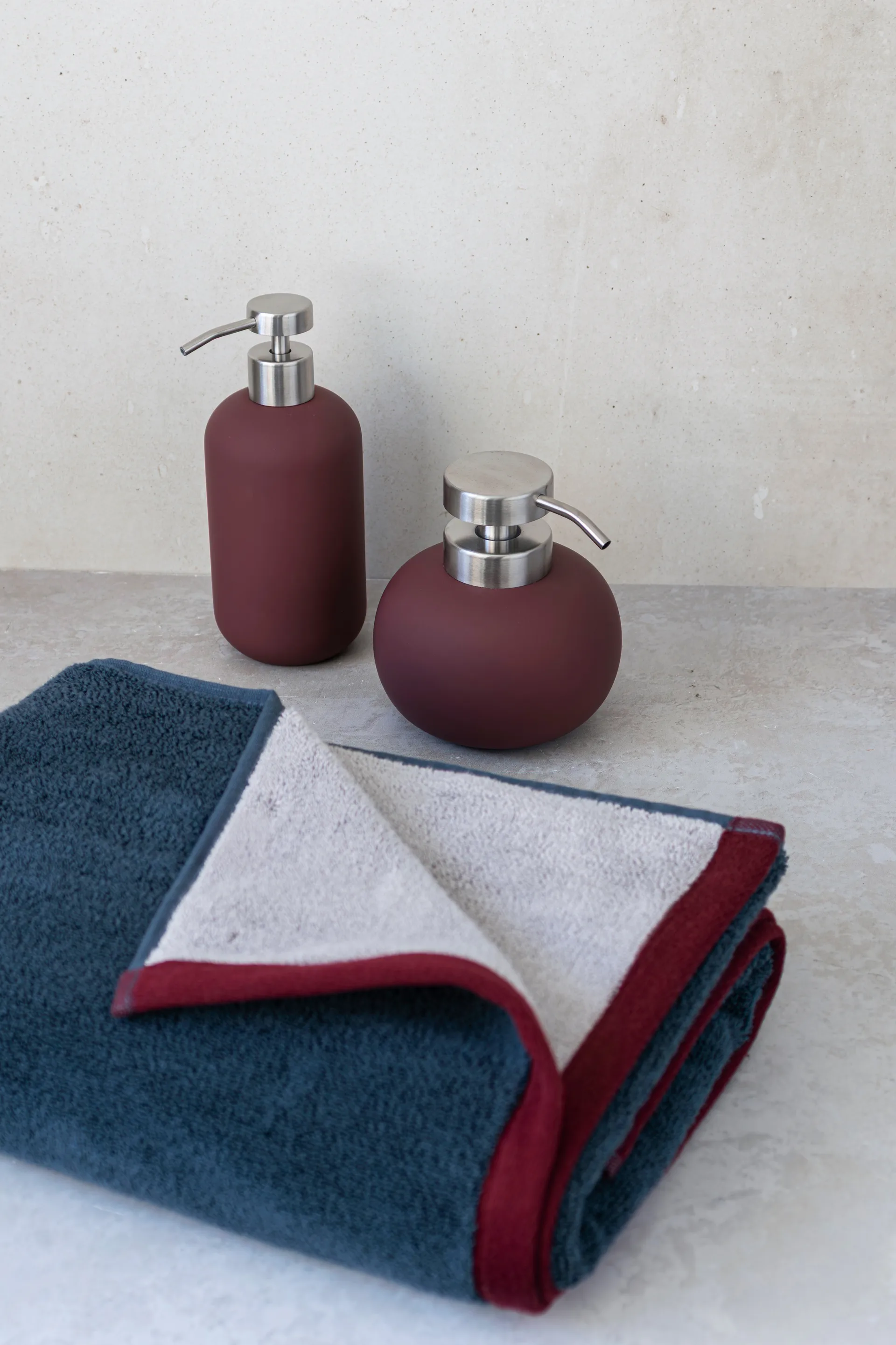 Dozownik do mydła Lotus play wysoki, w zestawie 2 głowice, Wine Mette Ditmer