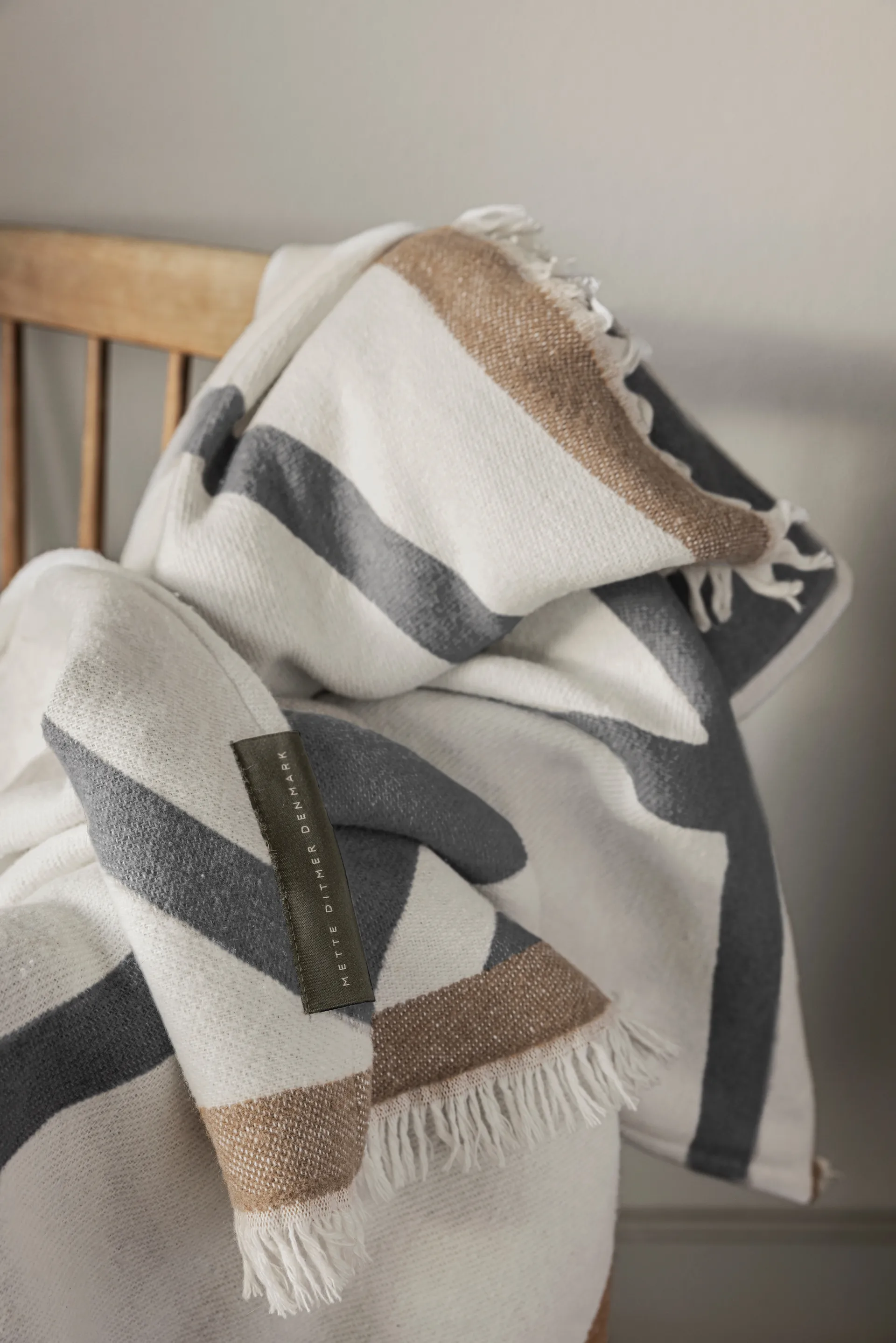 Pled Shadow, Off-white-grey, 130x175 cm Mette Ditmer