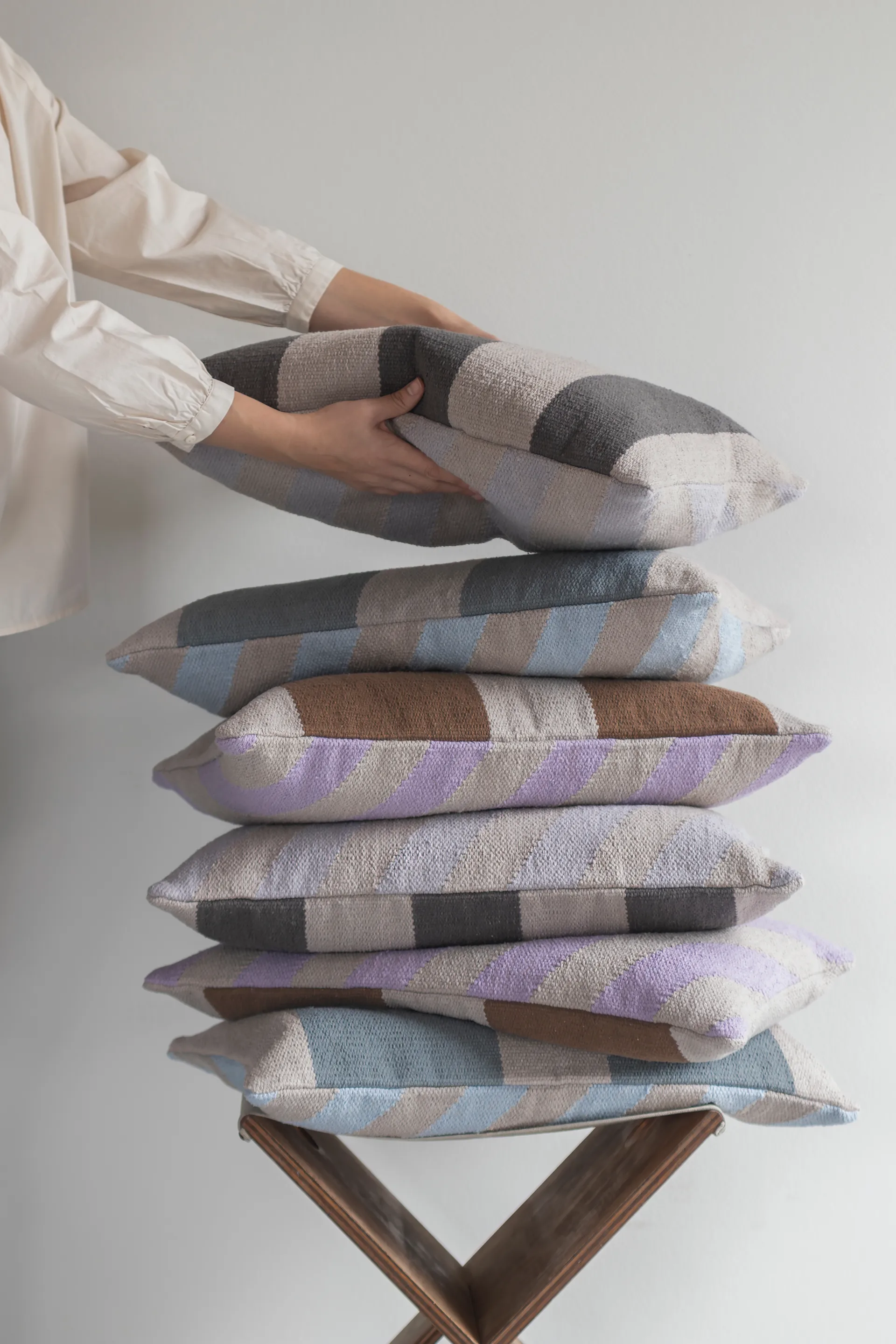 Poszewka na poduszkę Across Kelim, Light lilac, 40x60 cm Mette Ditmer