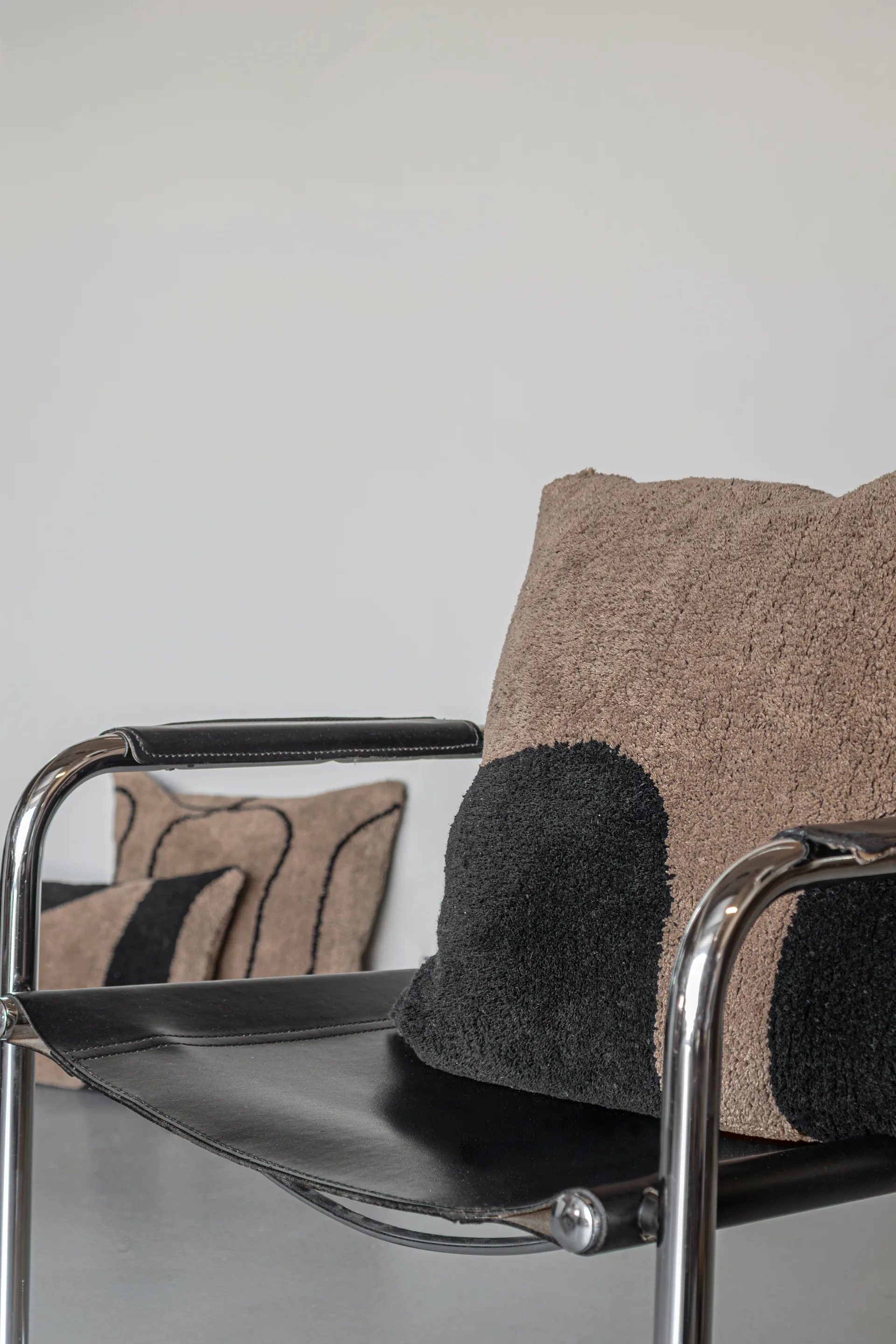 Poszewka na poduszkę z wypukłym wzorem Figura 50x50 cm, Brown Mette Ditmer