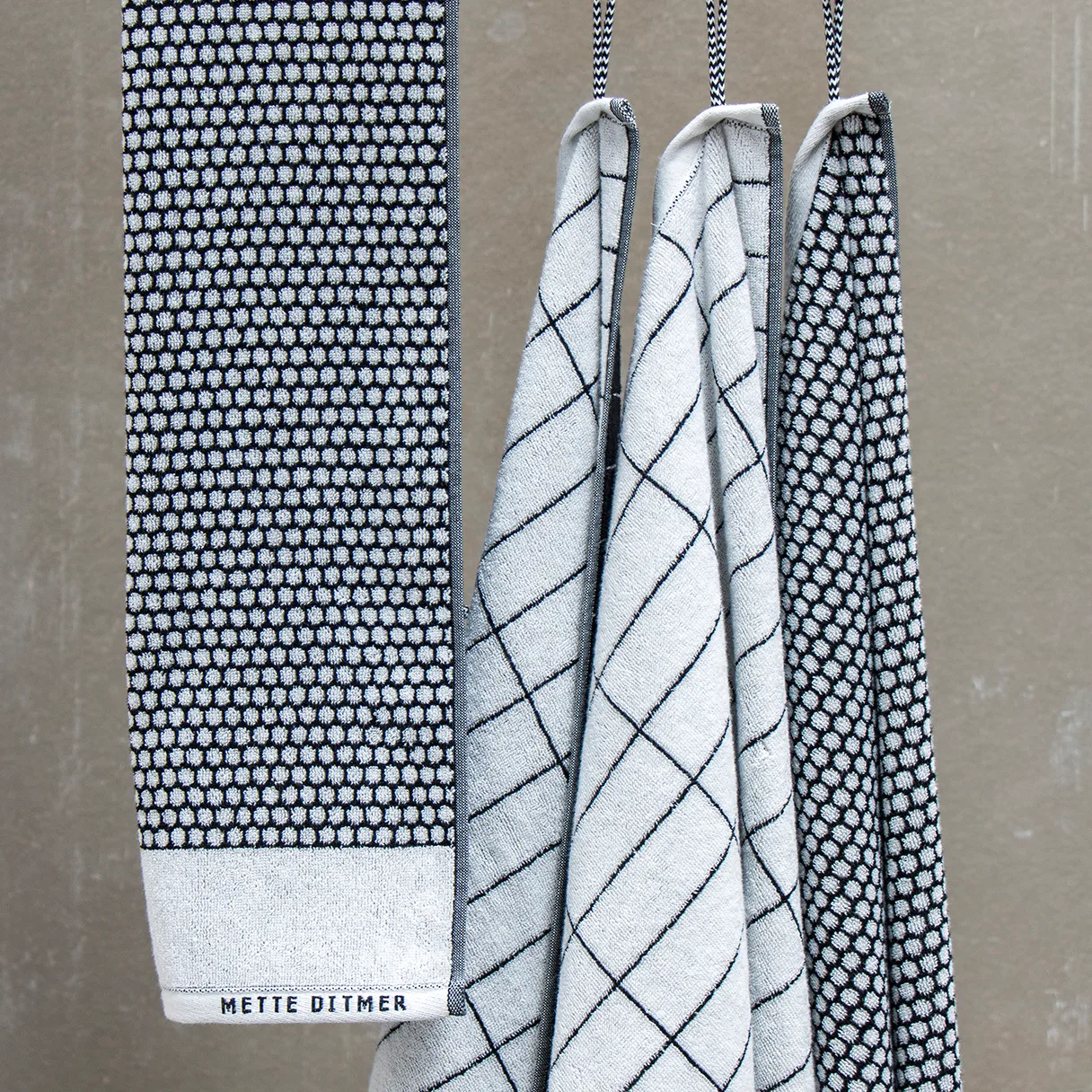 Ręcznik do rąk Tile Stone 50x100 cm , Czarnobiały Mette Ditmer