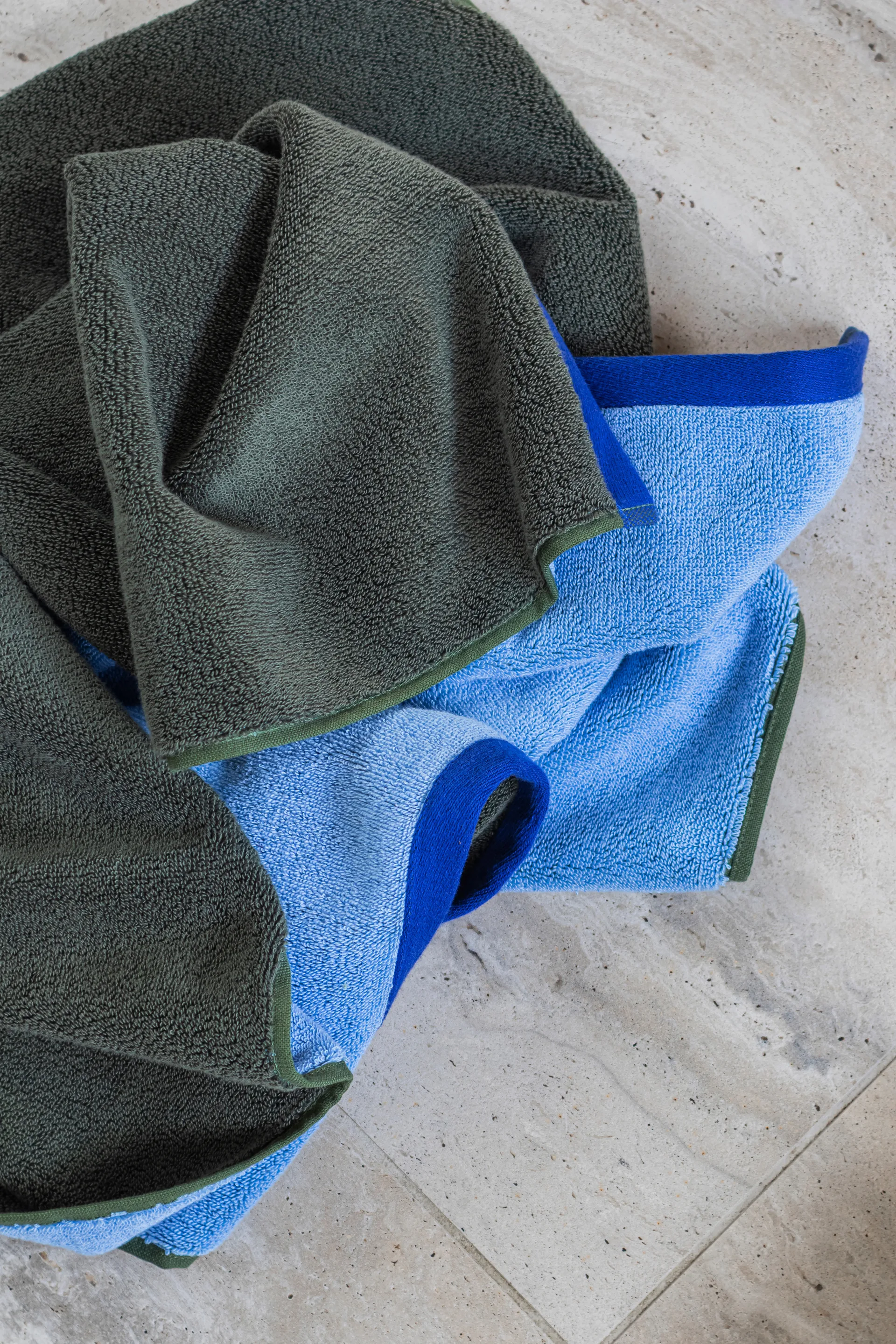 Ręcznik Soft 70x133 cm, Dark olive-light blue Mette Ditmer
