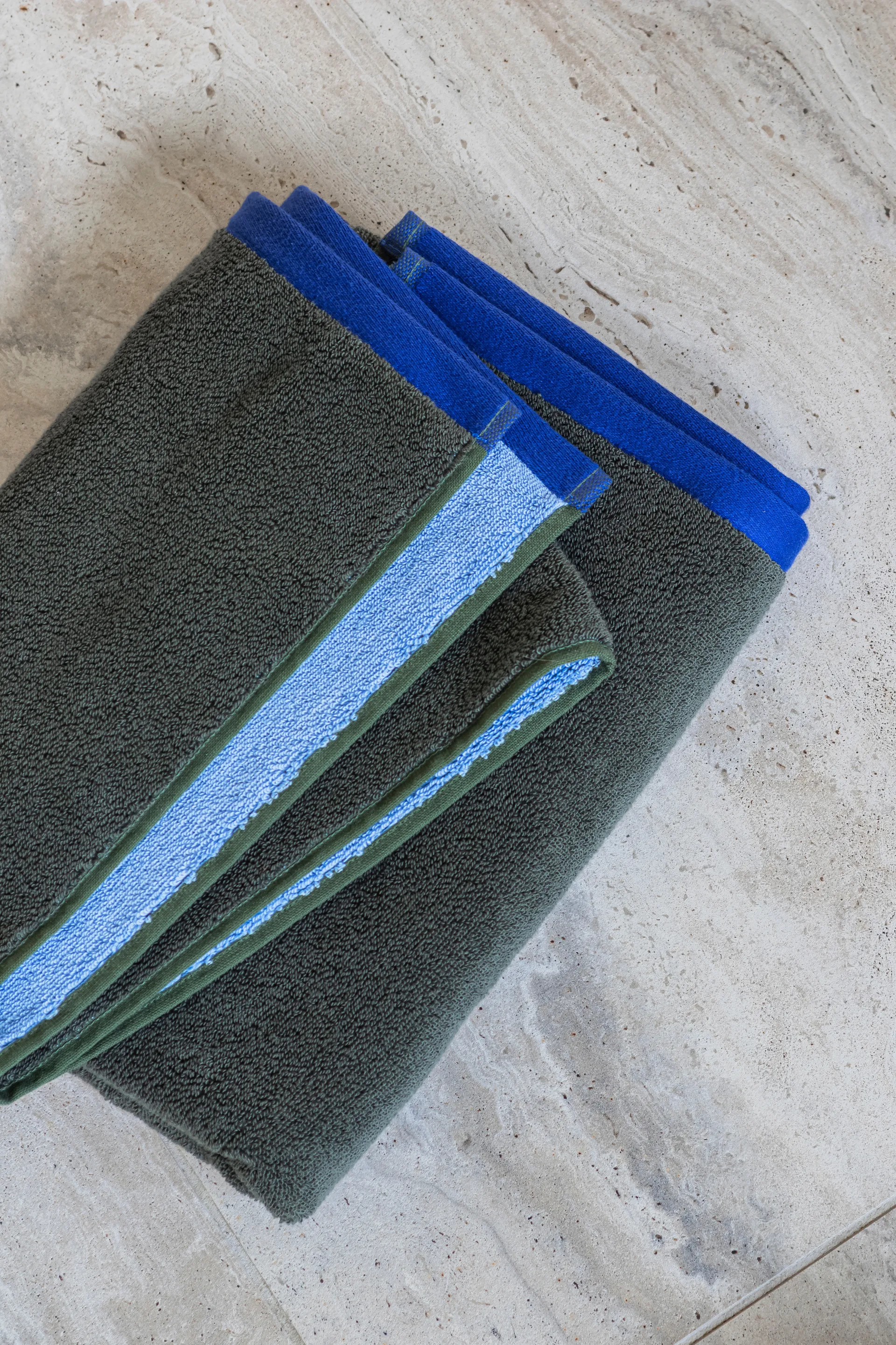 Ręcznik Soft 70x133 cm, Dark olive-light blue Mette Ditmer
