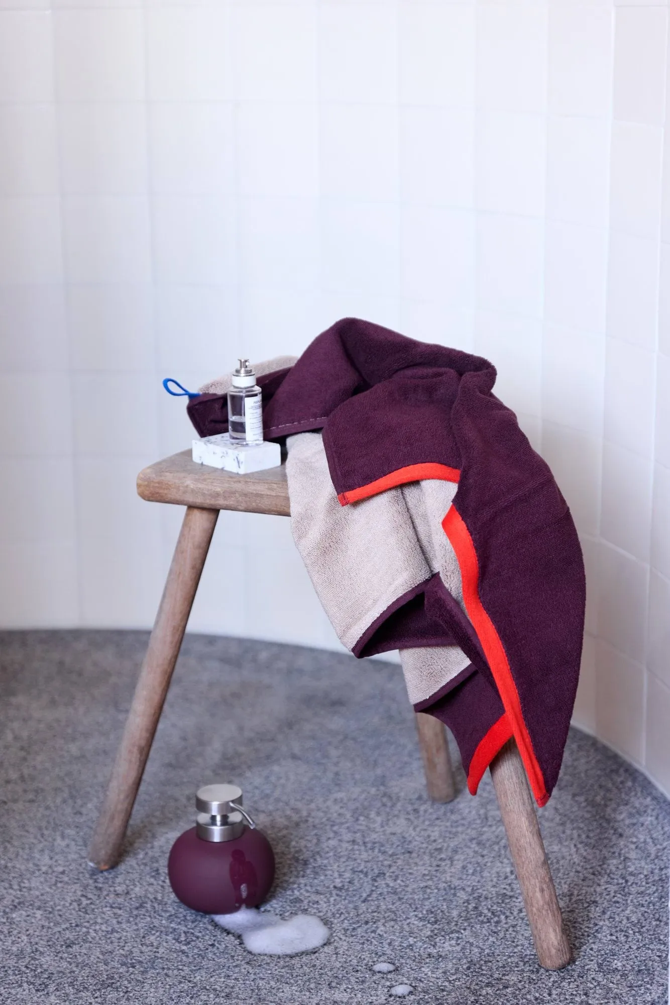 Ręcznik Soft 70x133 cm, Gray-Red (szaro-czerwony), 70x133 cm Mette Ditmer