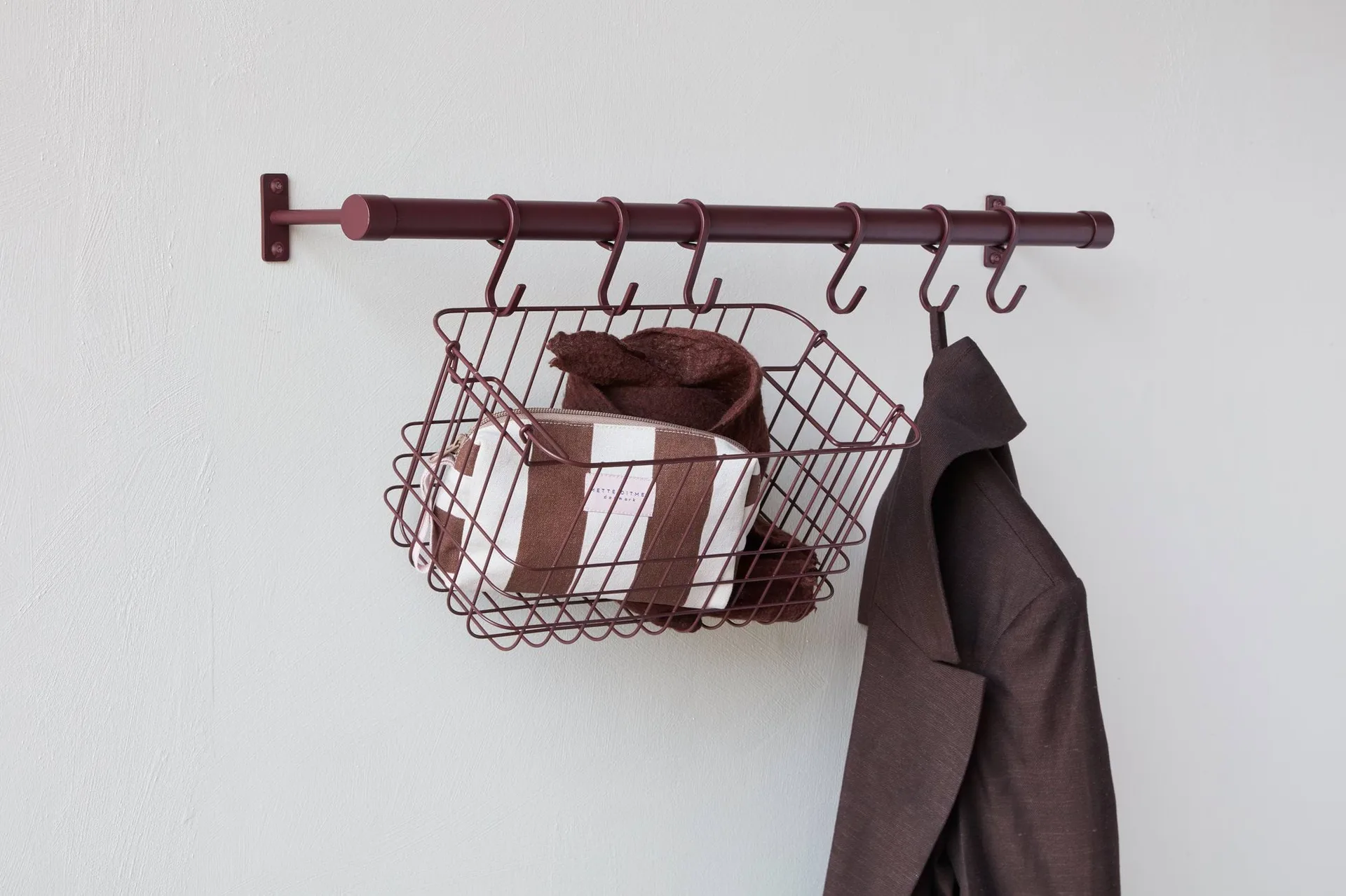 Wieszak ścienny Hang-it, Czerwony, 11x70x5,5 cm Mette Ditmer