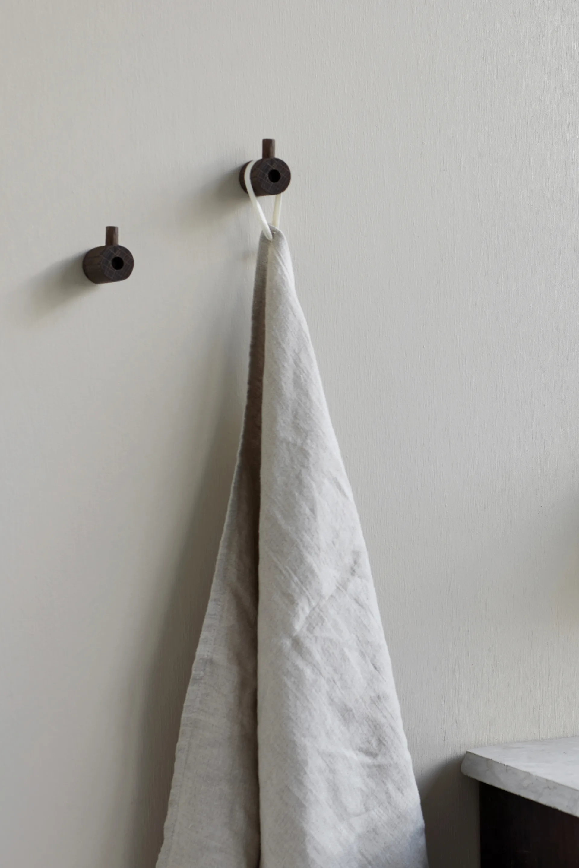 Moebe wooden wall hook, hak, Dąb palony MOEBE