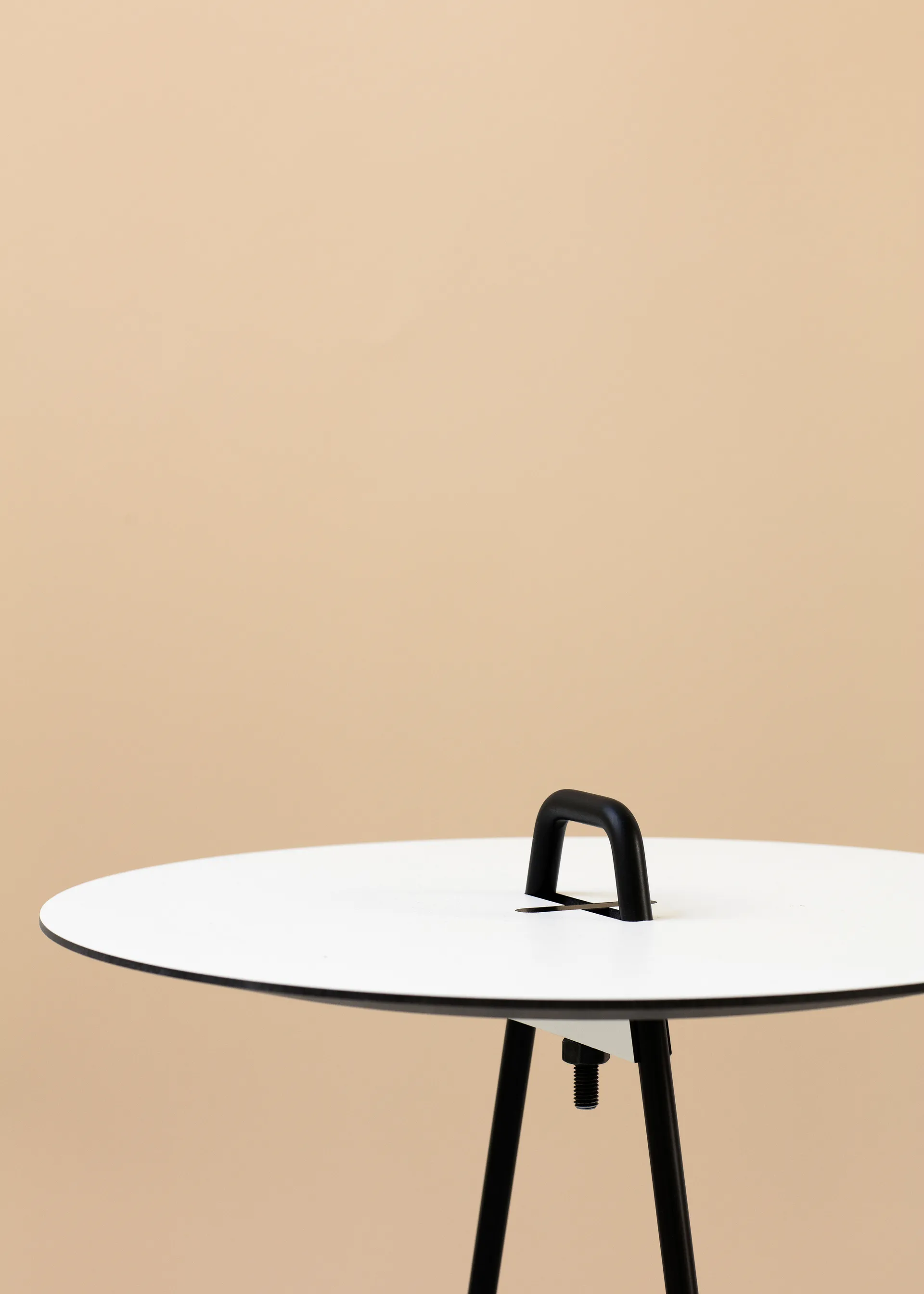 Przenośny stolik boczny Ø45 cm, Black, White MOEBE