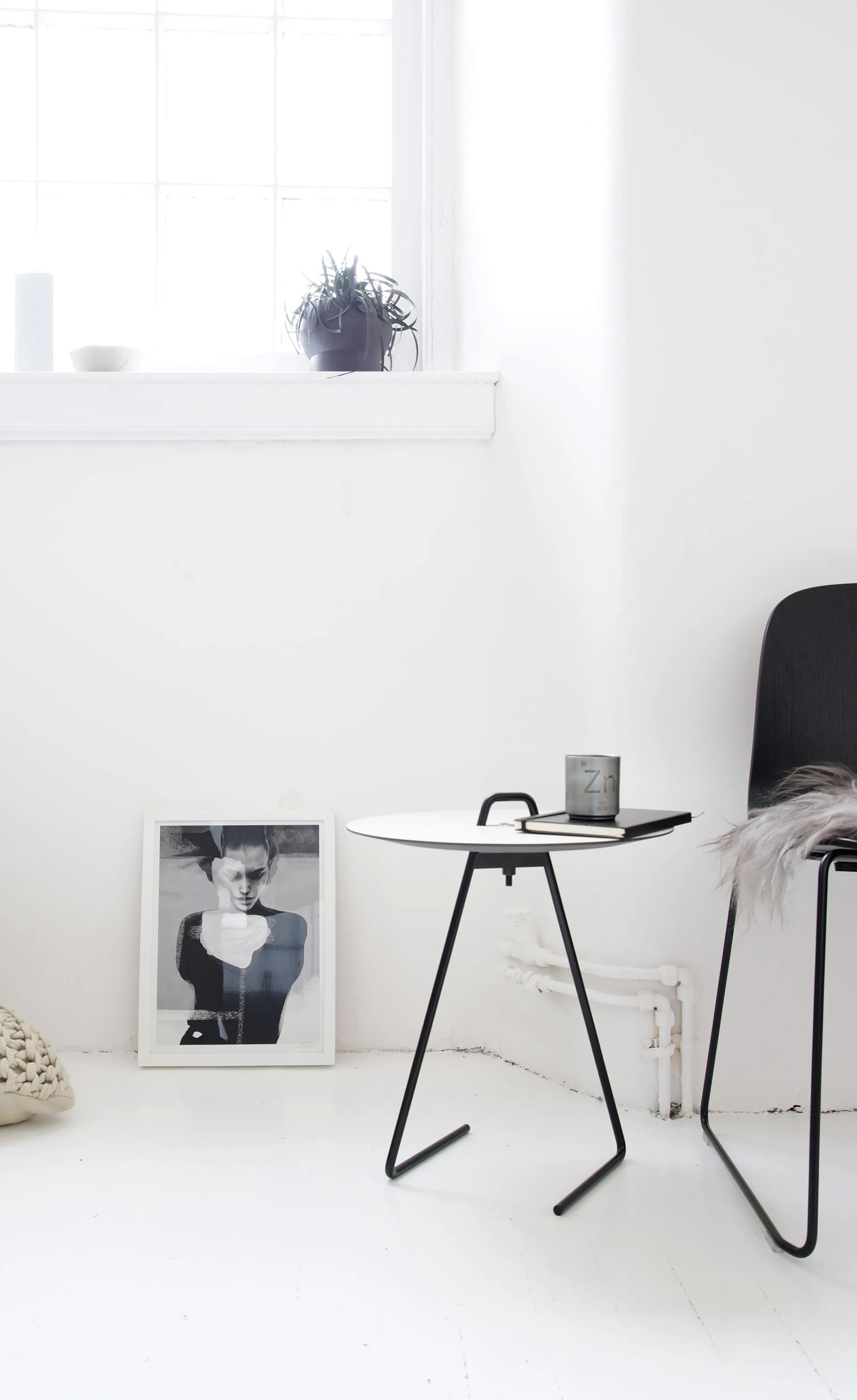 Przenośny stolik boczny Ø45 cm, Black, White MOEBE