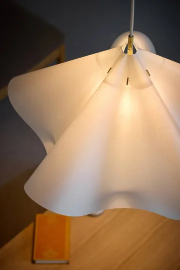 Sinuate lampa wisząca - Biało-mosiężny, duży Ø75x40 cm - MOEBE