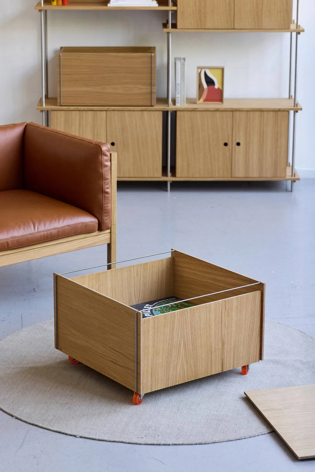 Stolik kawowy ze schowkiem Moebe Storage Chest, Dąb olejowany-czarny, 60x61x38.2 cm MOEBE