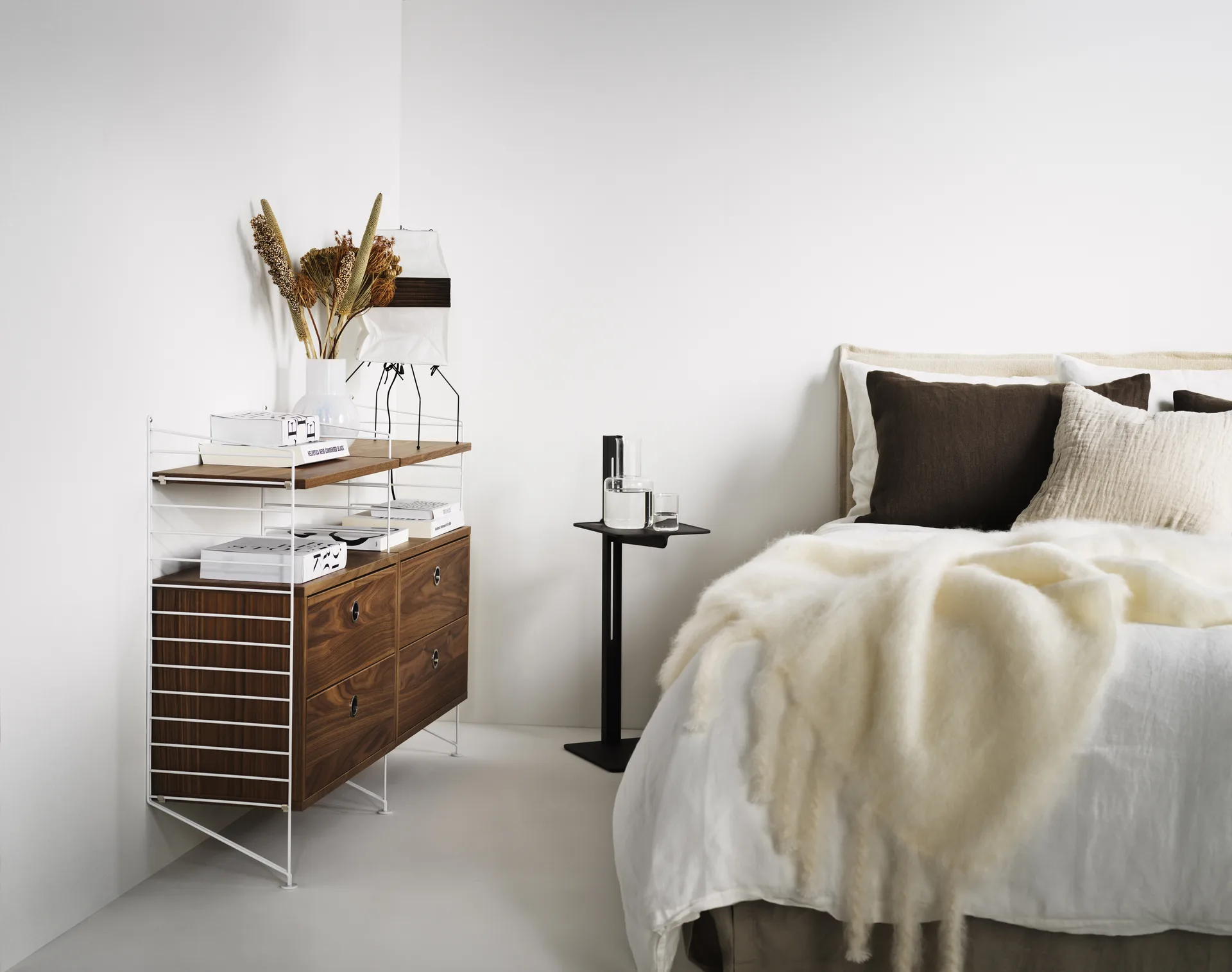 Museum stolik boczny, Czarny Museum