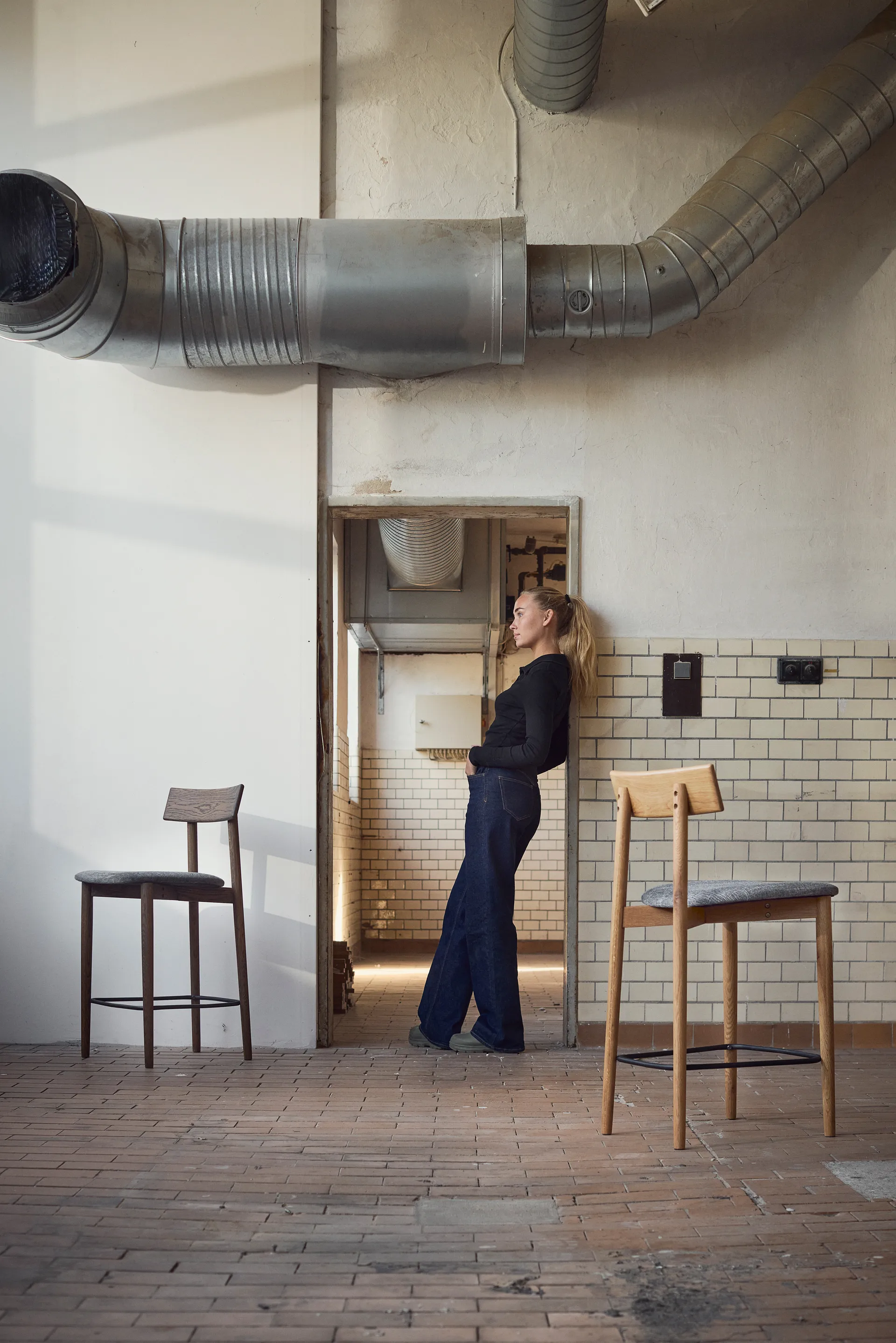 Krzesło barowe Tetra, Tkanina w kolorze betonu–dąb olejowany naturalny MUUBS