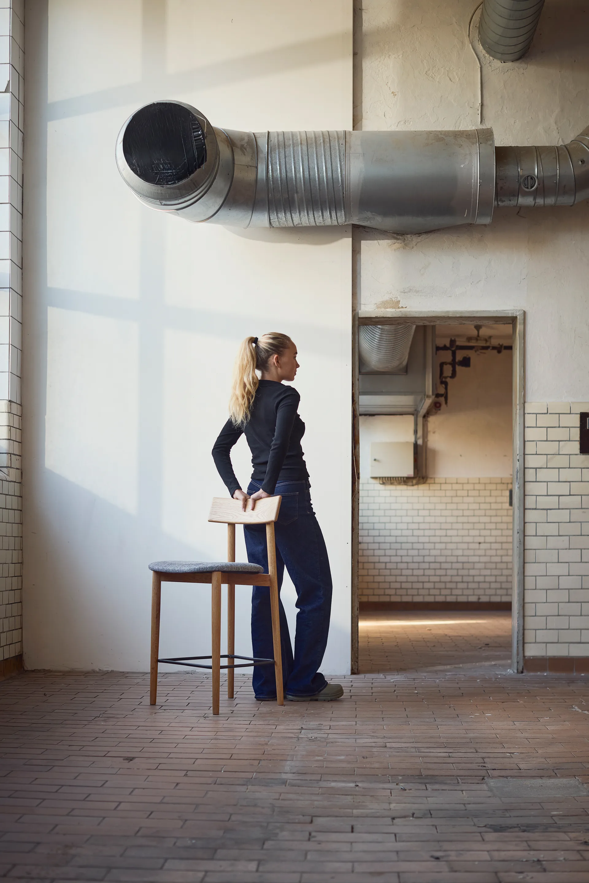 Krzesło barowe Tetra, Tkanina w kolorze betonu–dąb olejowany naturalny MUUBS