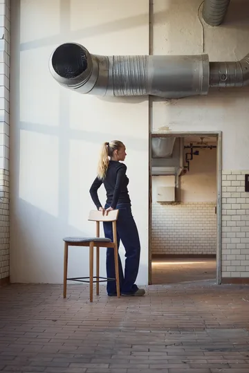 Krzesło barowe Tetra - Tkanina w kolorze betonu–dąb olejowany naturalny - MUUBS