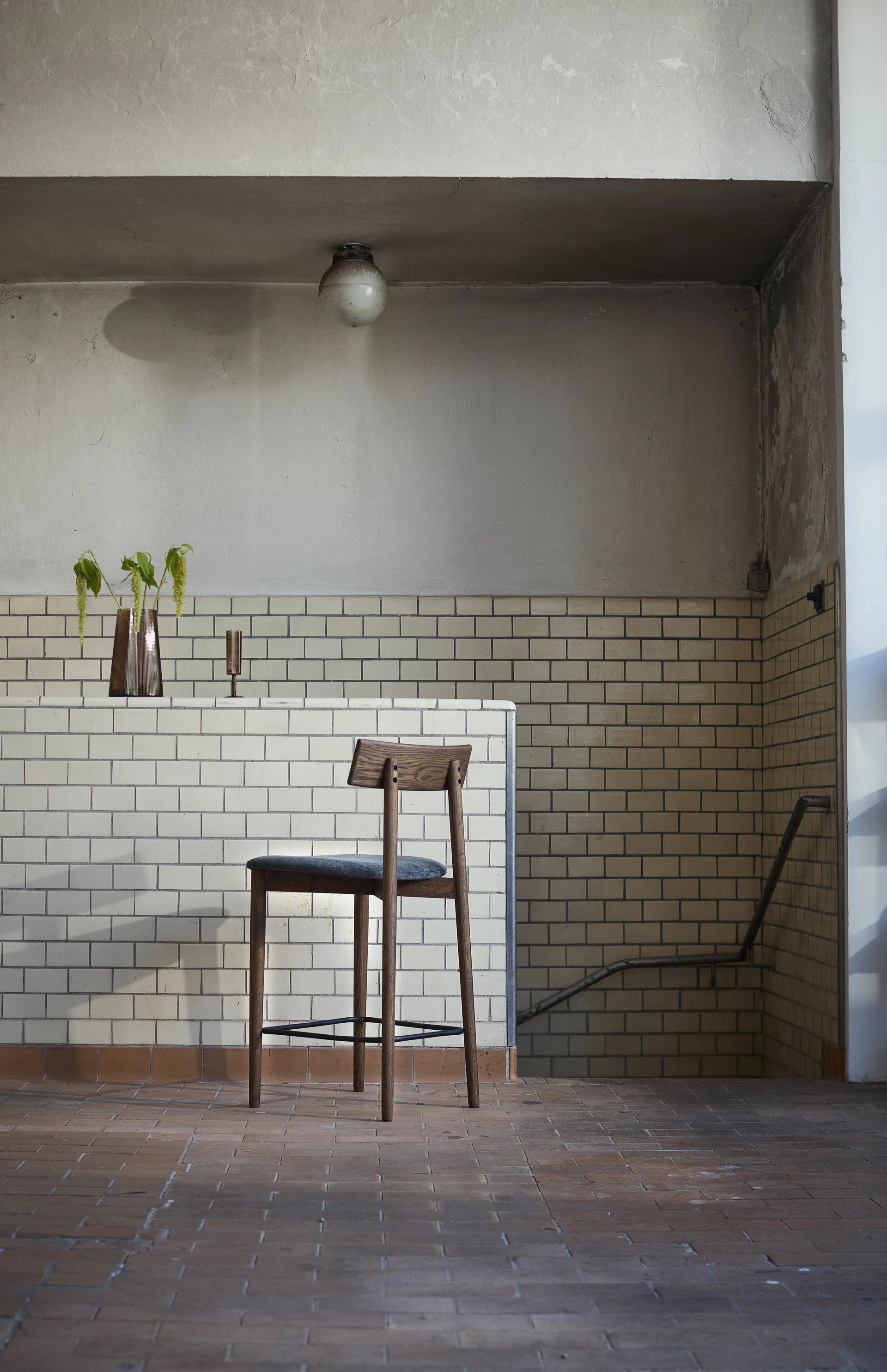 Krzesło barowe Tetra, Tkanina w kolorze granitu–dąb olejowany ciemny MUUBS