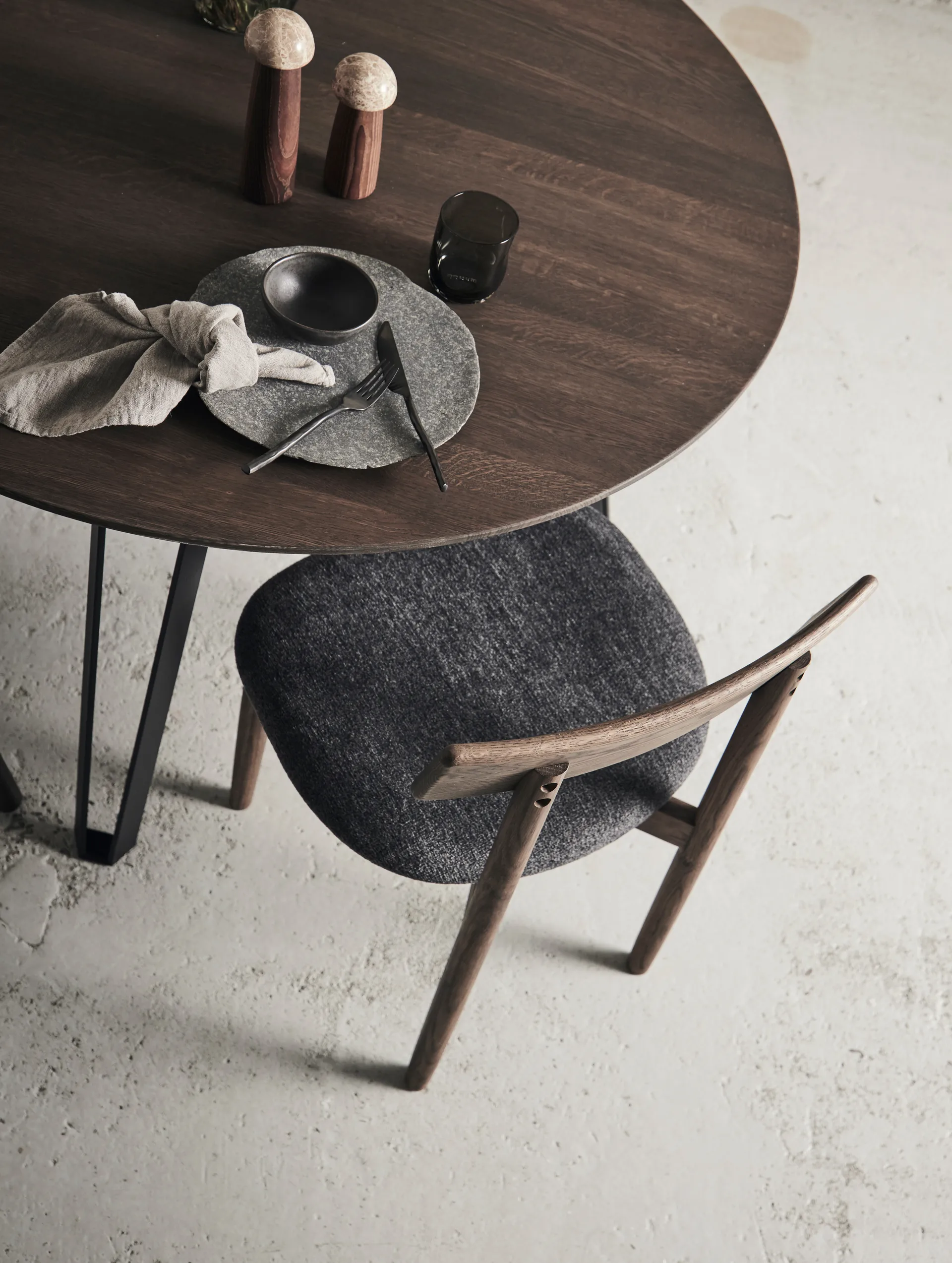 Młynek do soli i pieprzu Yami S, Zwęglone drewno jesionowe-marmur MUUBS