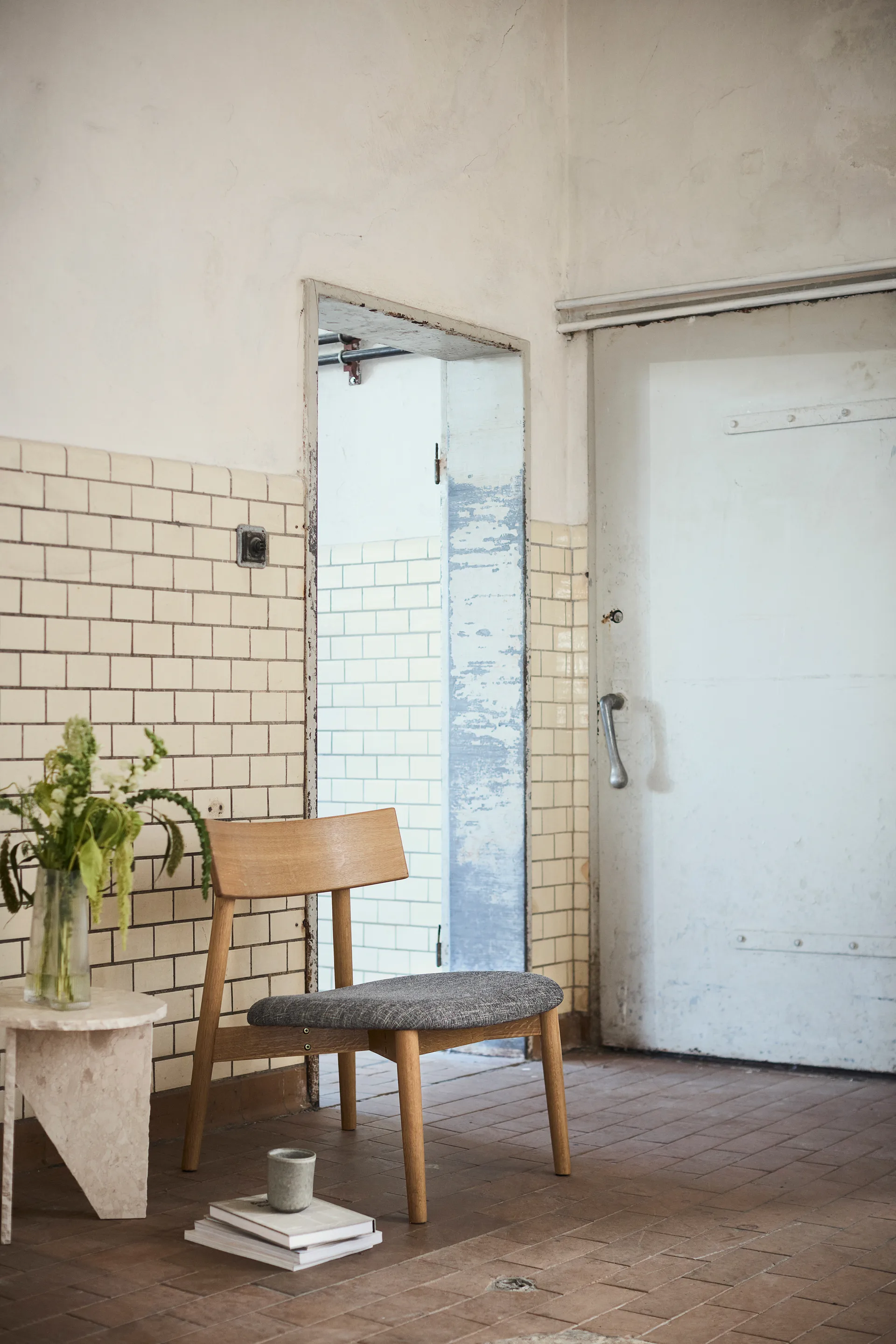 Tetra lounge chair, Tkanina w kolorze betonu–dąb olejowany naturalny MUUBS