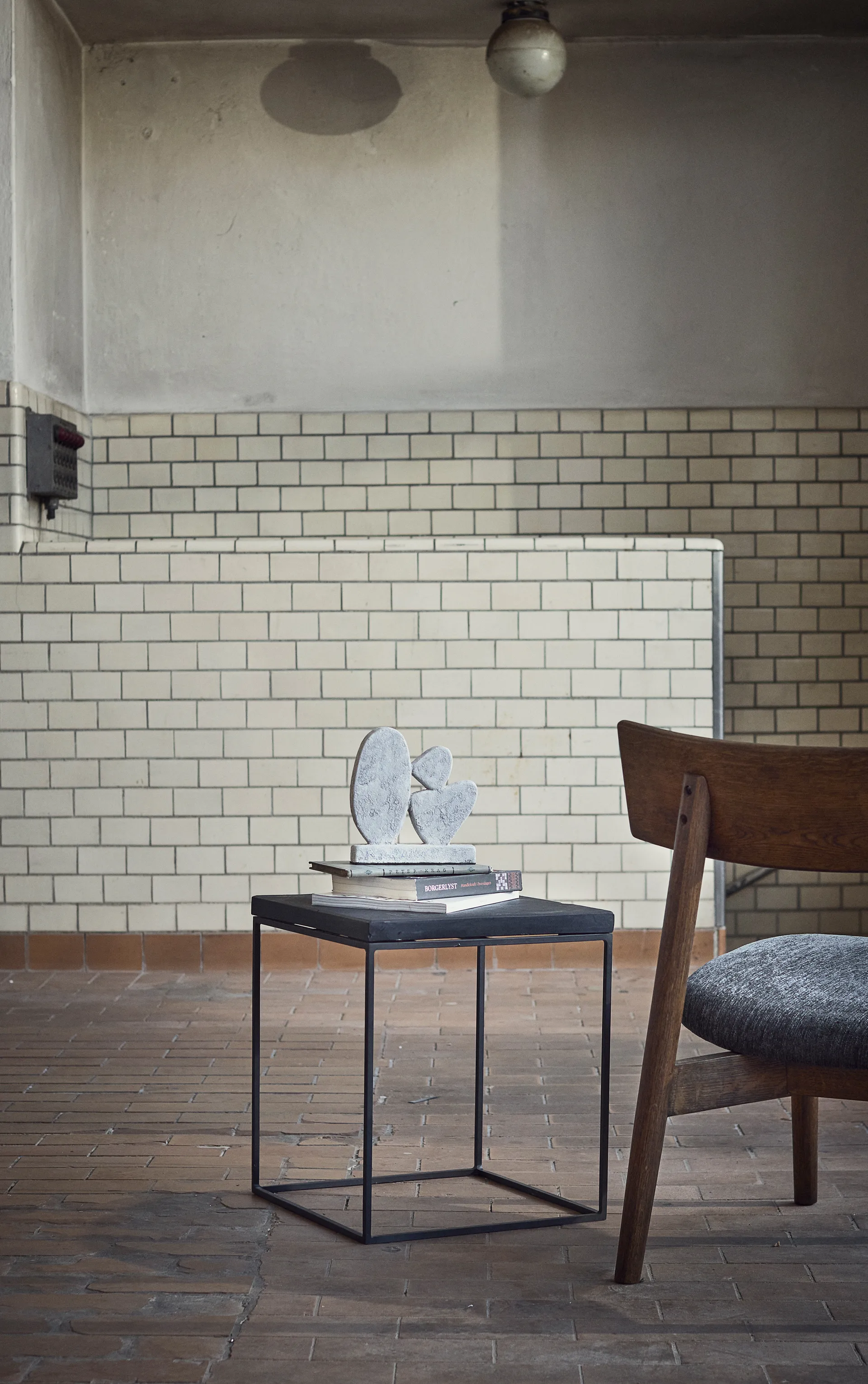 Tetra lounge chair, Tkanina w kolorze granitu–dąb olejowany ciemny MUUBS