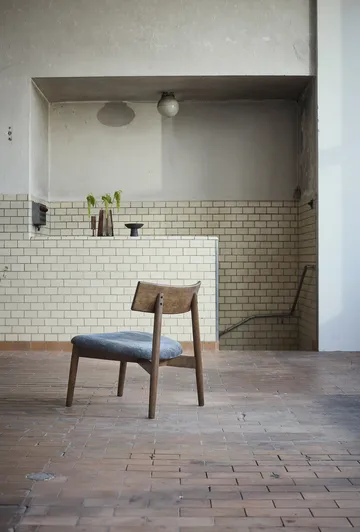 Tetra lounge chair - Tkanina w kolorze granitu–dąb olejowany ciemny - MUUBS