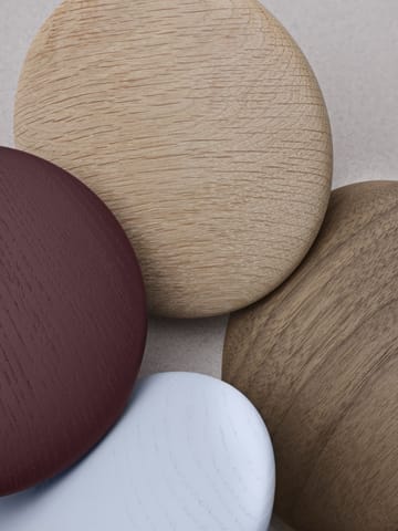 Ciemnobrązowy drewniany wieszak na ubrania Dots (wykończenie dark stained brown) - Ø6,5 cm - Muuto