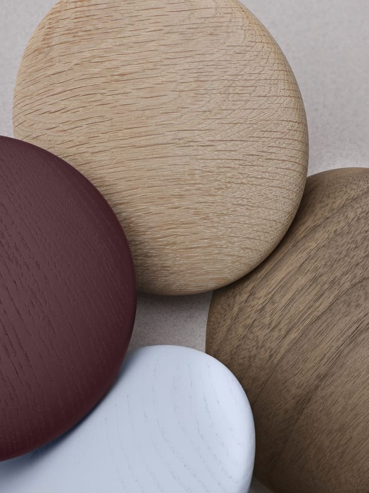 Ciemnobrązowy drewniany wieszak na ubrania Dots (wykończenie dark stained brown), Ø6,5 cm Muuto