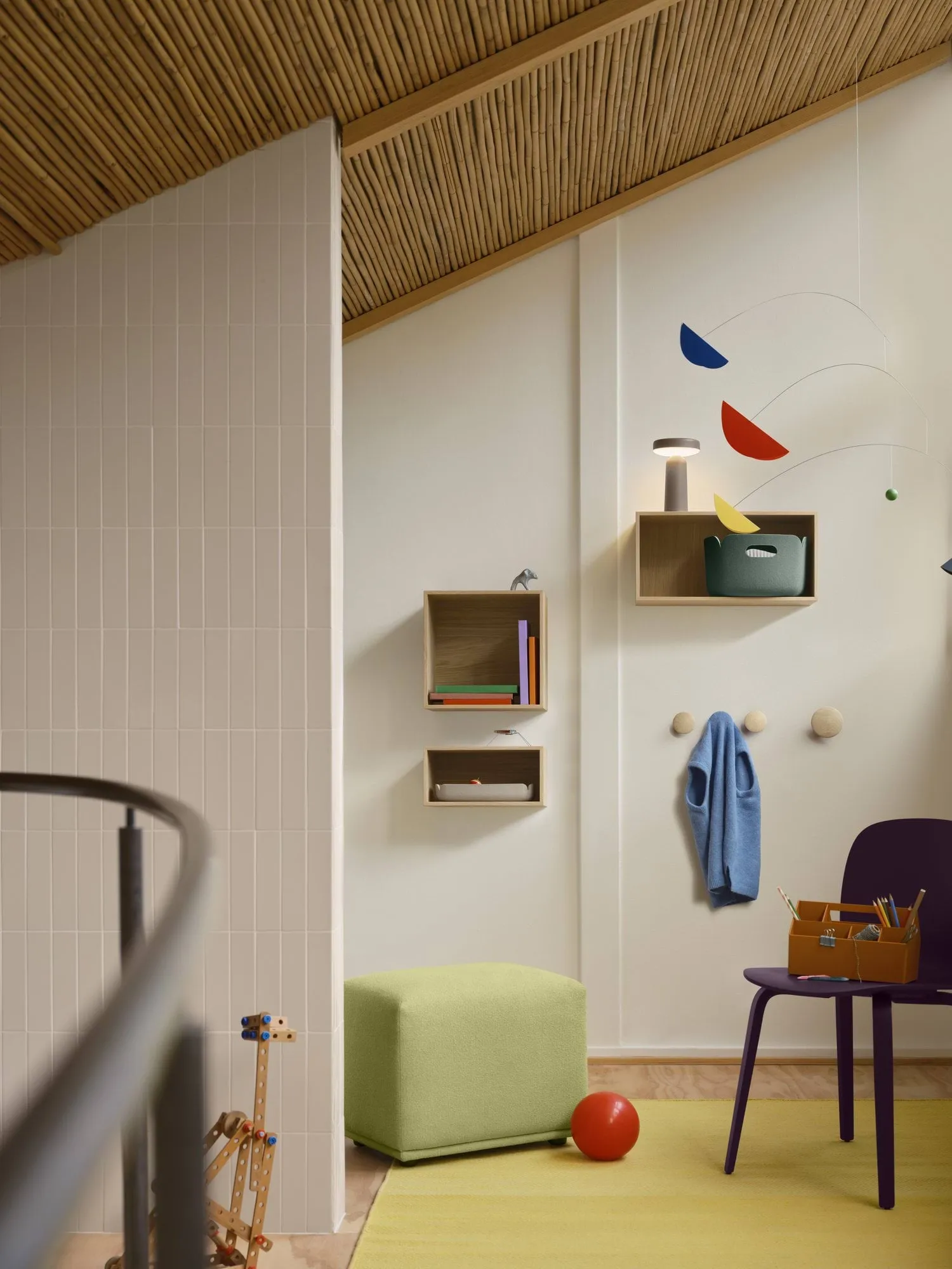 Dots Wood wieszak, Light olive, Ø6,5 cm Muuto
