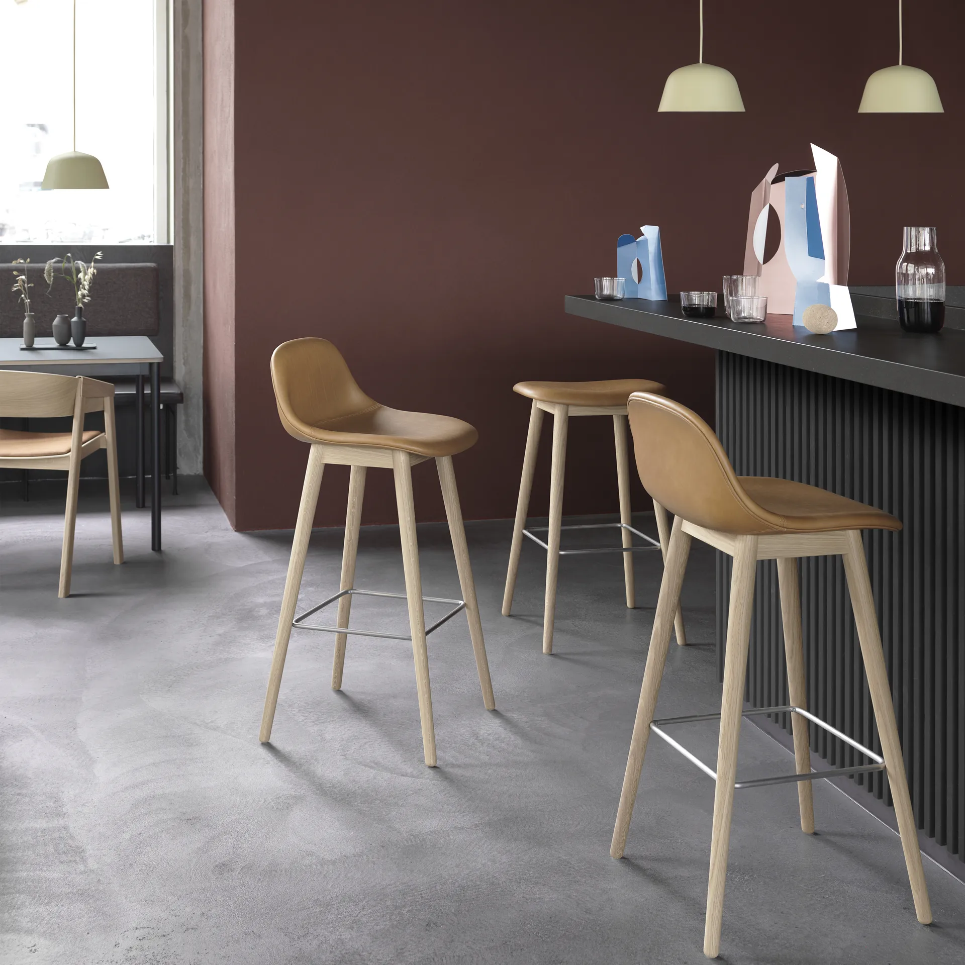 Fiber stołek barowy z oparciem 65 cm, Skórzany refine cognac-nogi dębowe Muuto
