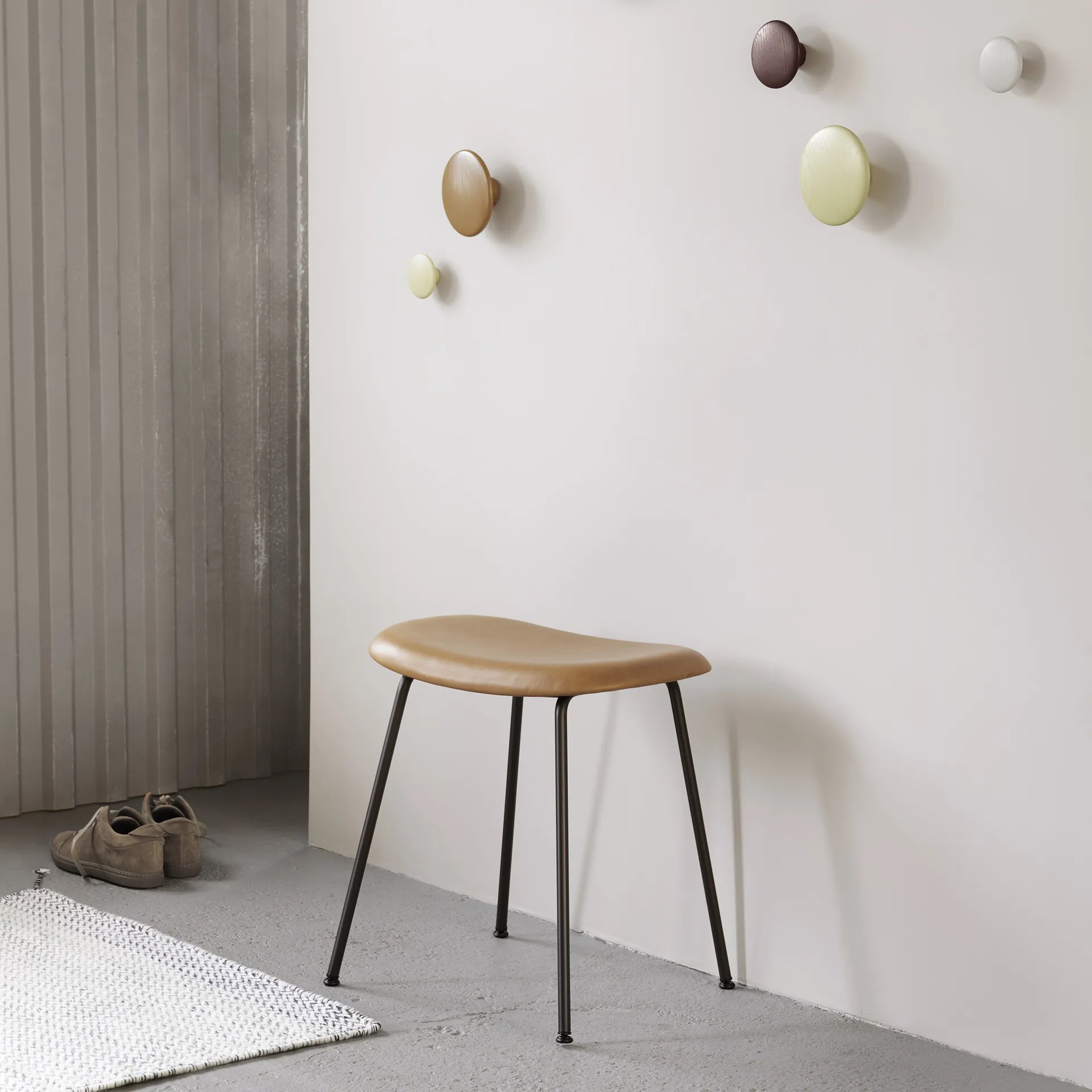 Fiber stołek, black, drewniane nogi Muuto