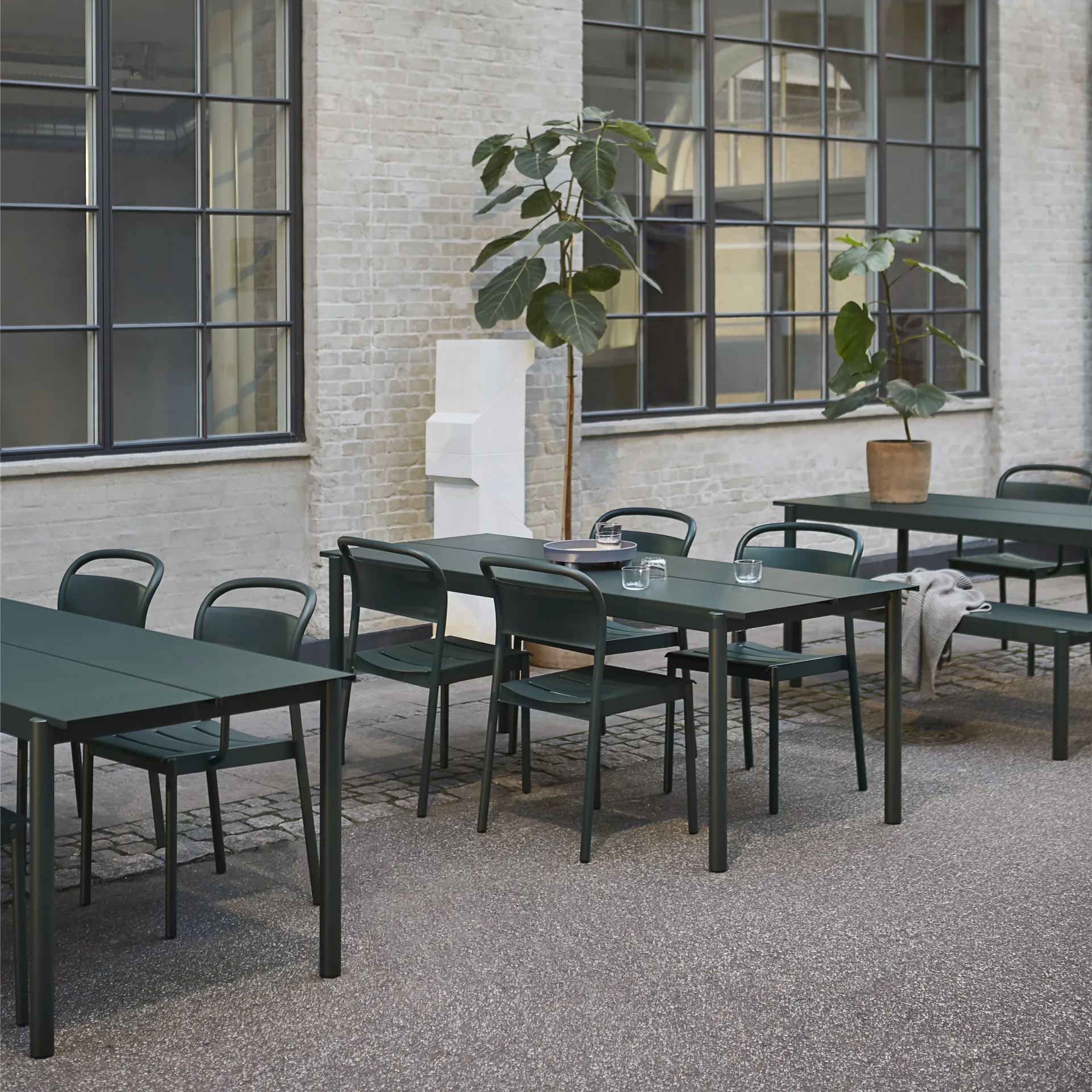 Krzesło Linear Steel Armchair, Dark green Muuto